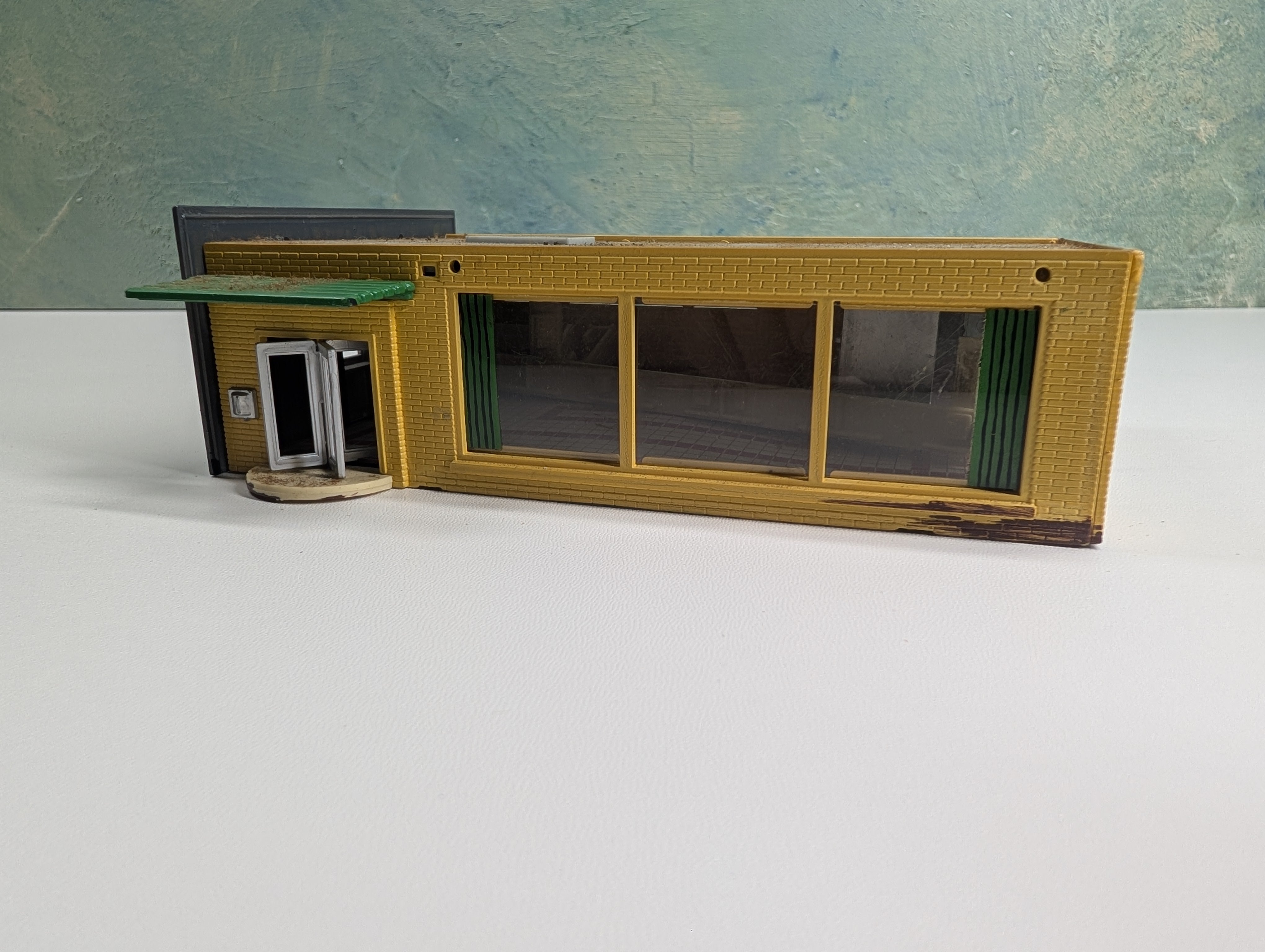 USED HO Scale Bank