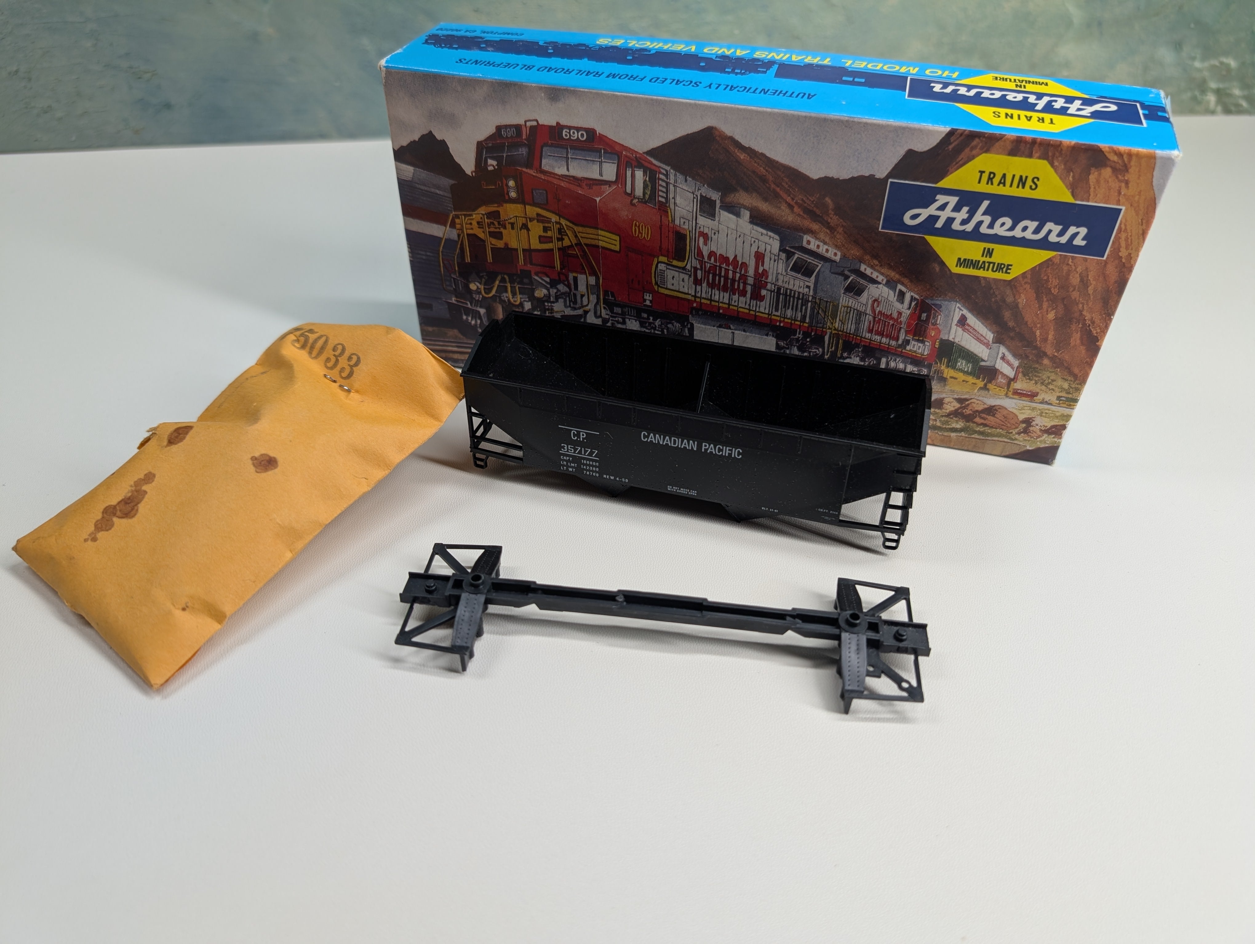 USED Athearn 5402 HO Scale 34' Hopper Canadian Pacific CP #357177 KIT