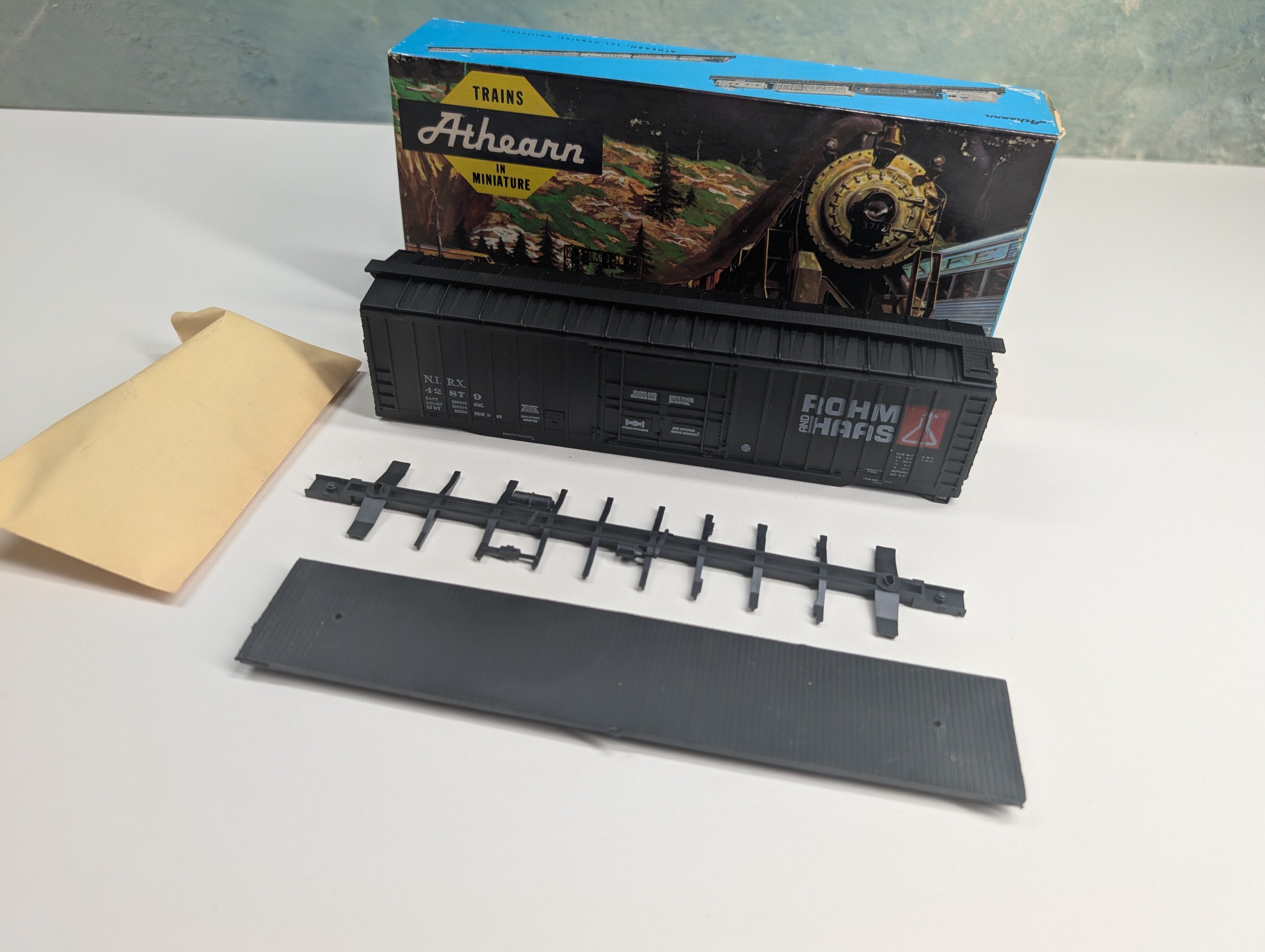 USED Athearn HO Scale 50' Plug Door Box Car Rohm and Haas NIRX #42879 KIT