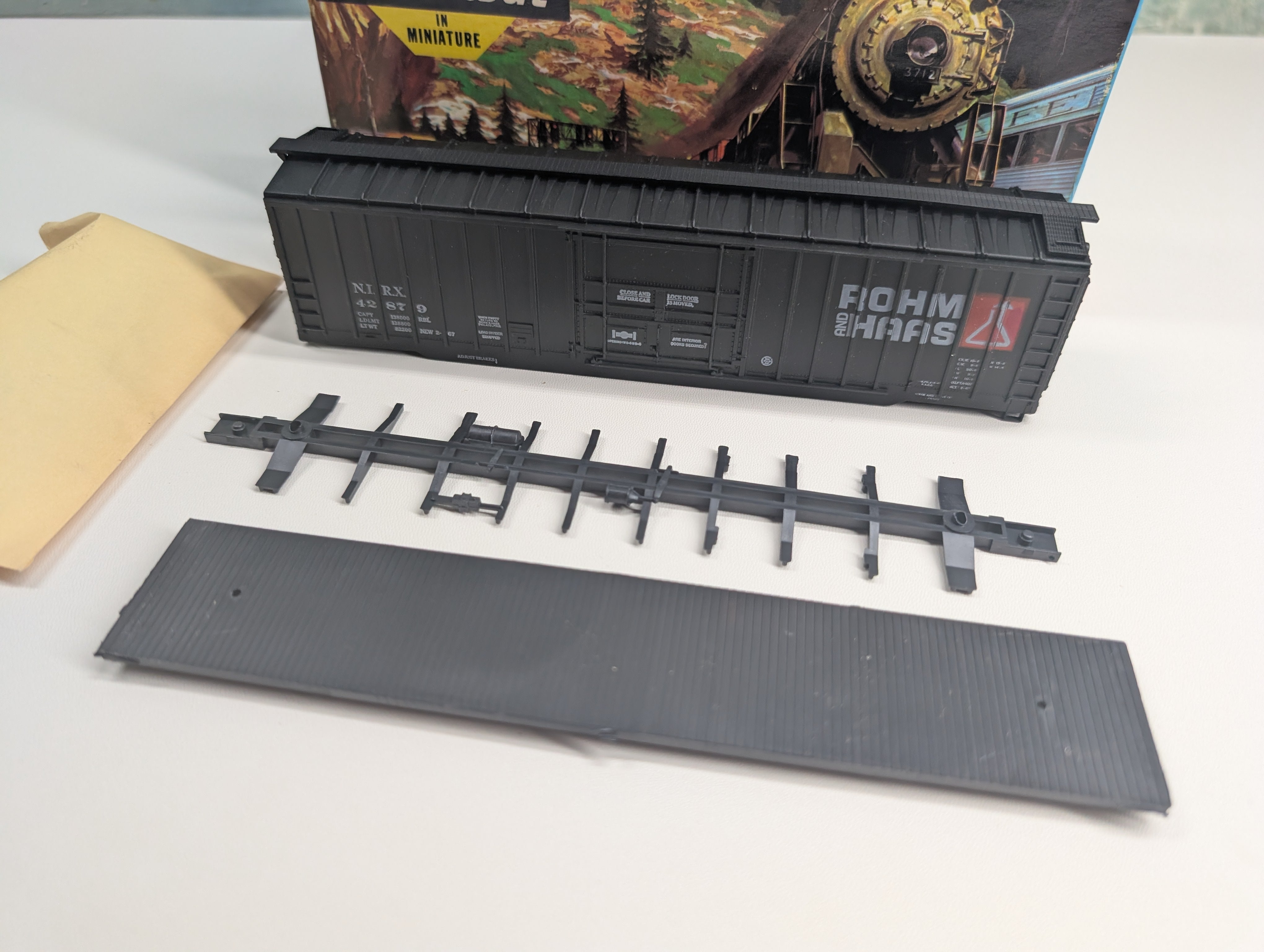 USED Athearn HO Scale 50' Plug Door Box Car Rohm and Haas NIRX #42879 KIT