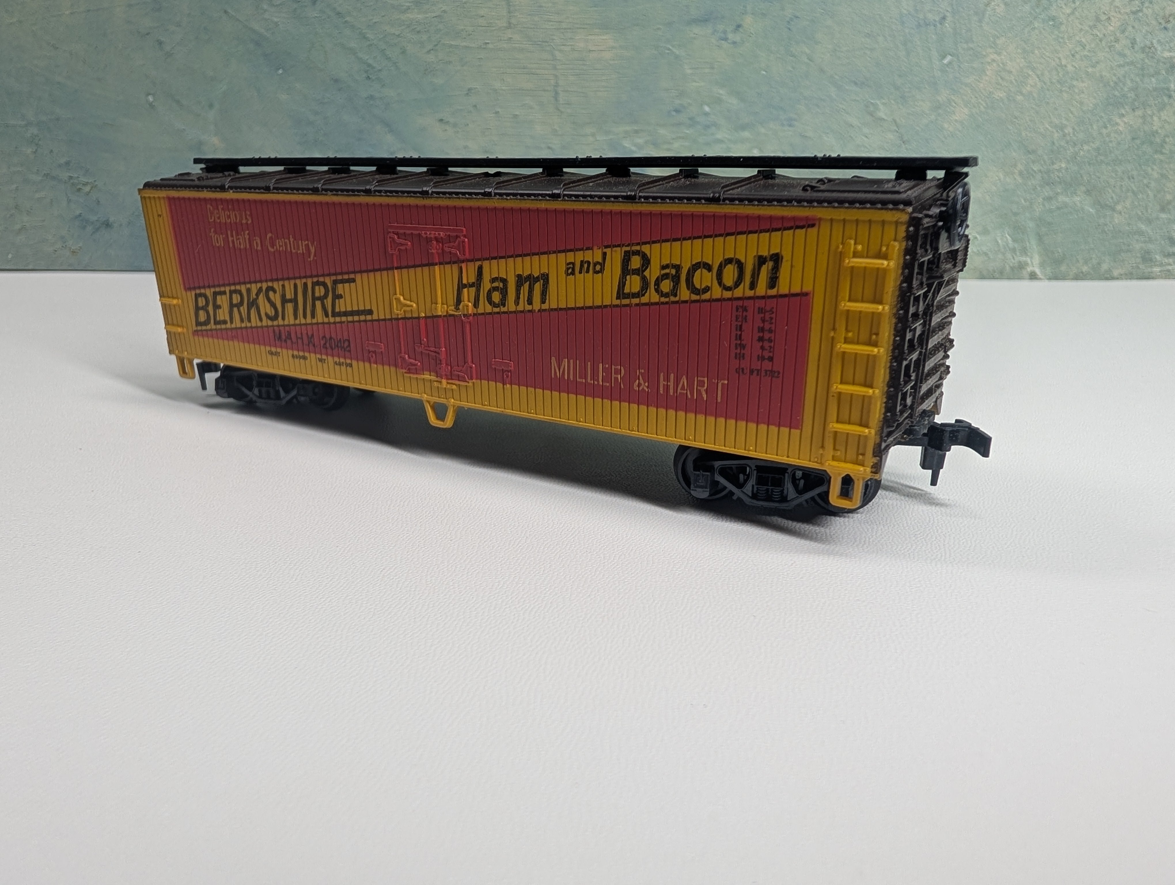 USED Roco HO Scale Wooden Billboard Box Car Berkshire Ham & Bacon MAHX #2042