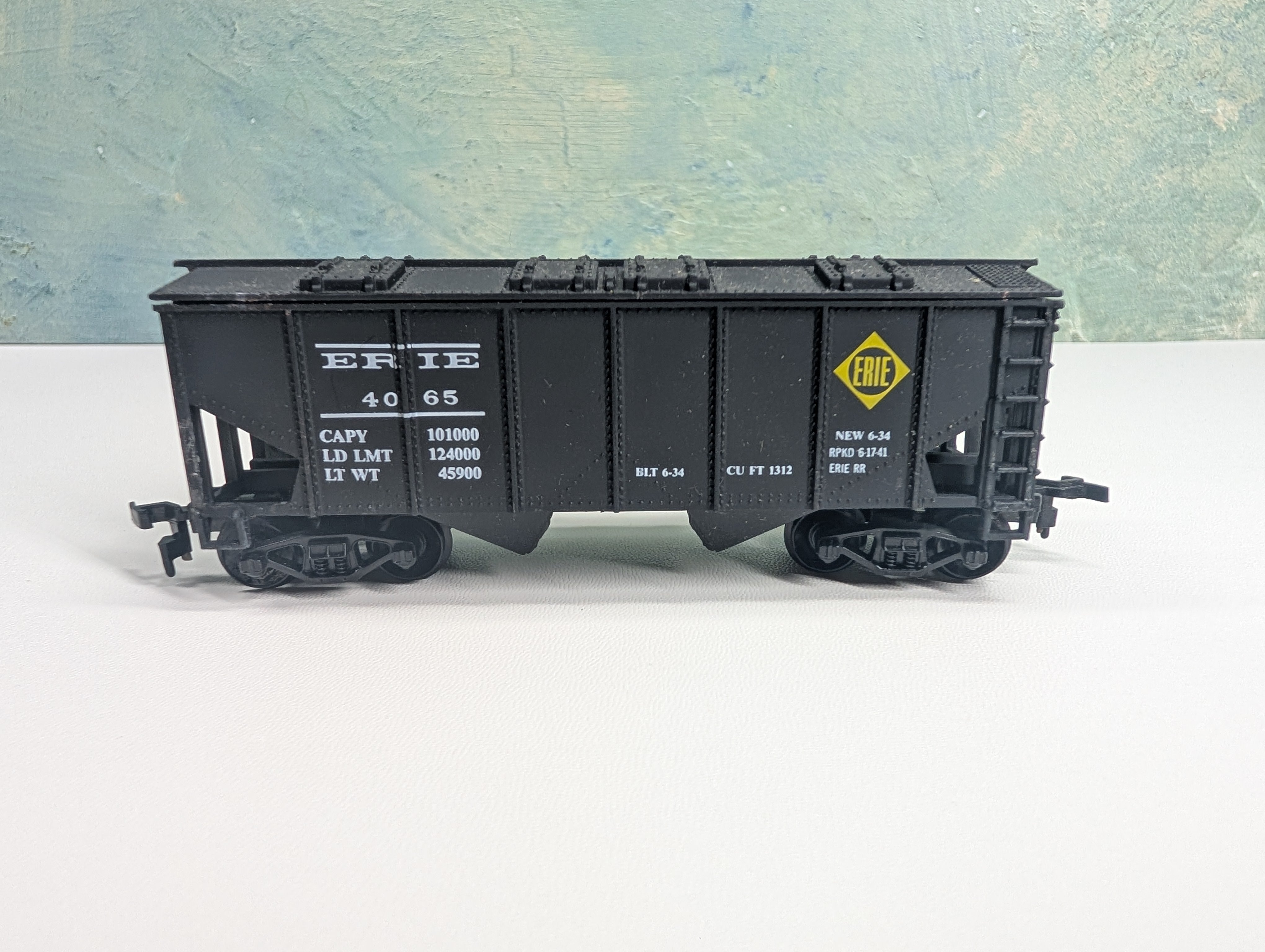 USED HO Scale 2 Bay Covered Hopper Erie #4065