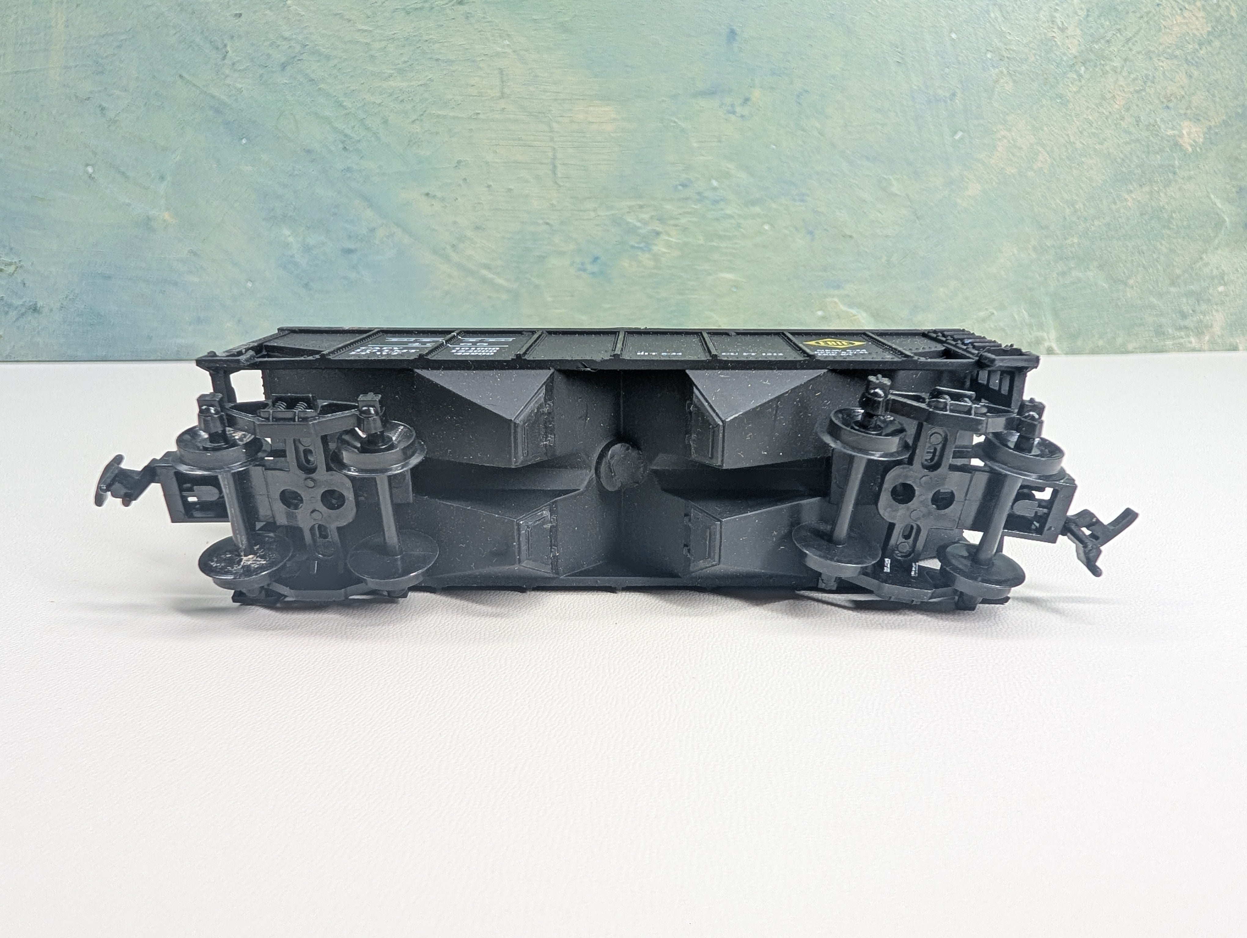 USED HO Scale 2 Bay Covered Hopper Erie #4065