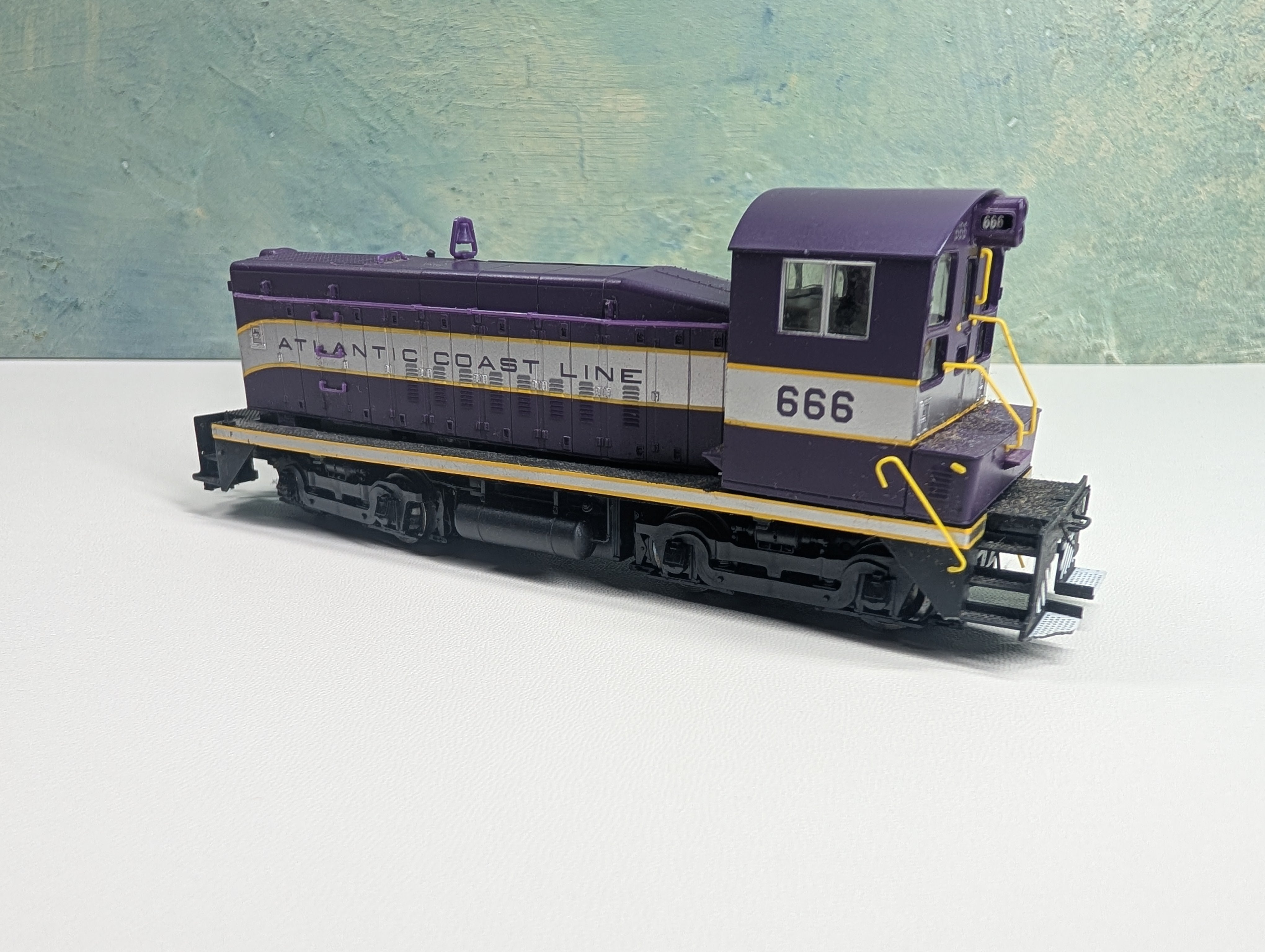 USED Life-Like HO Scale SW8/1200 Switcher Diesel Locomotive Proto2000 Atlantic Coast Line #666 Runs w/ Damaged Parts DC