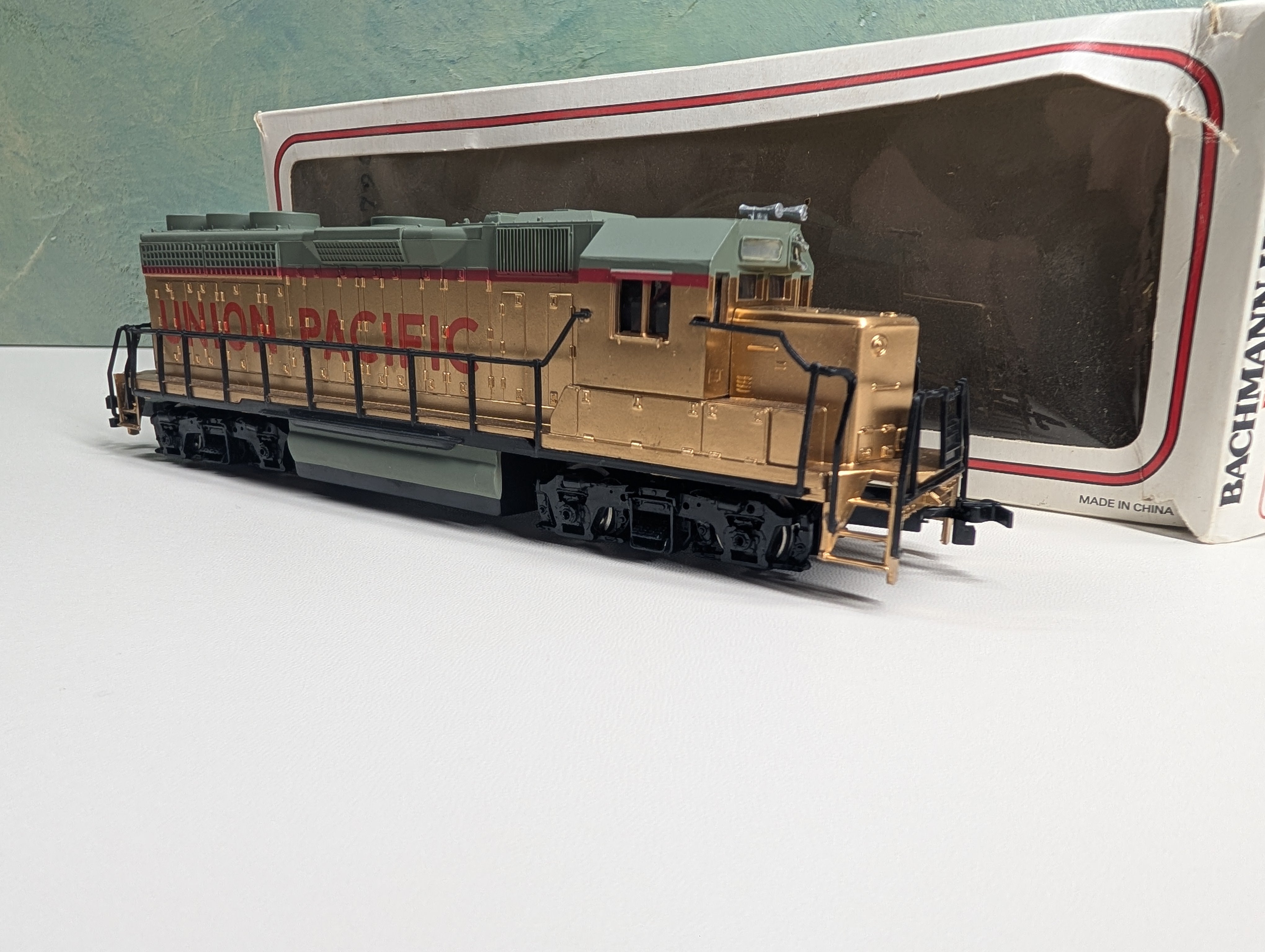 USED Bachmann HO Scale Gold Diesel Locomotive Union Pacific Runs DC