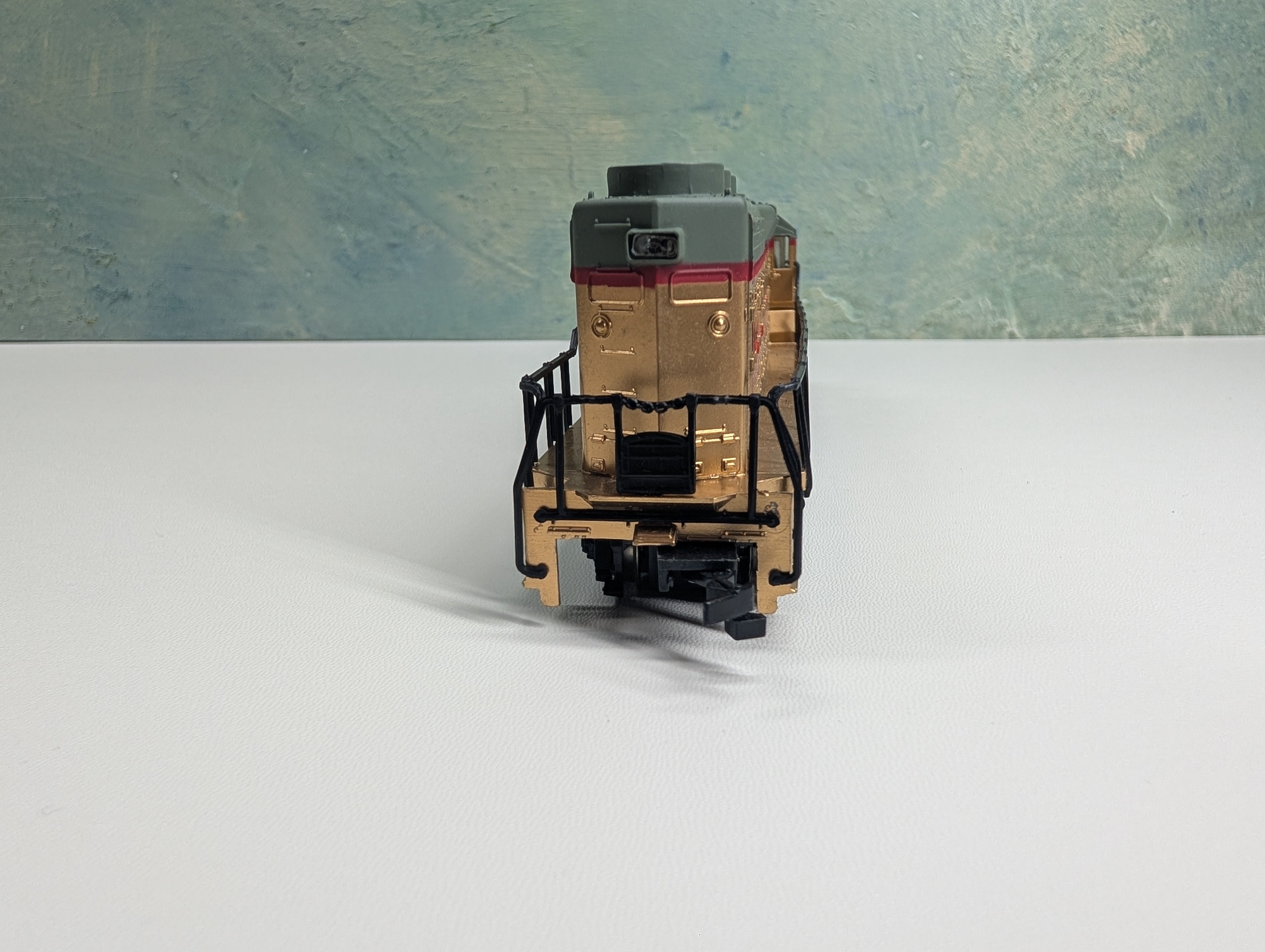 USED Bachmann HO Scale Gold Diesel Locomotive Union Pacific Runs DC