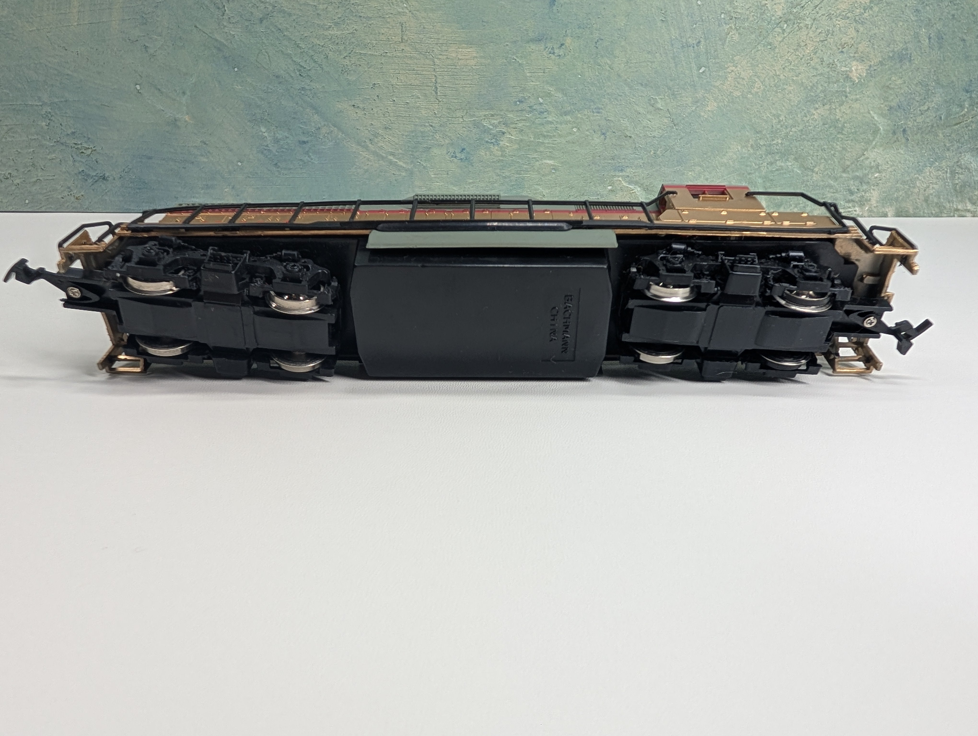 USED Bachmann HO Scale Gold Diesel Locomotive Union Pacific Runs DC