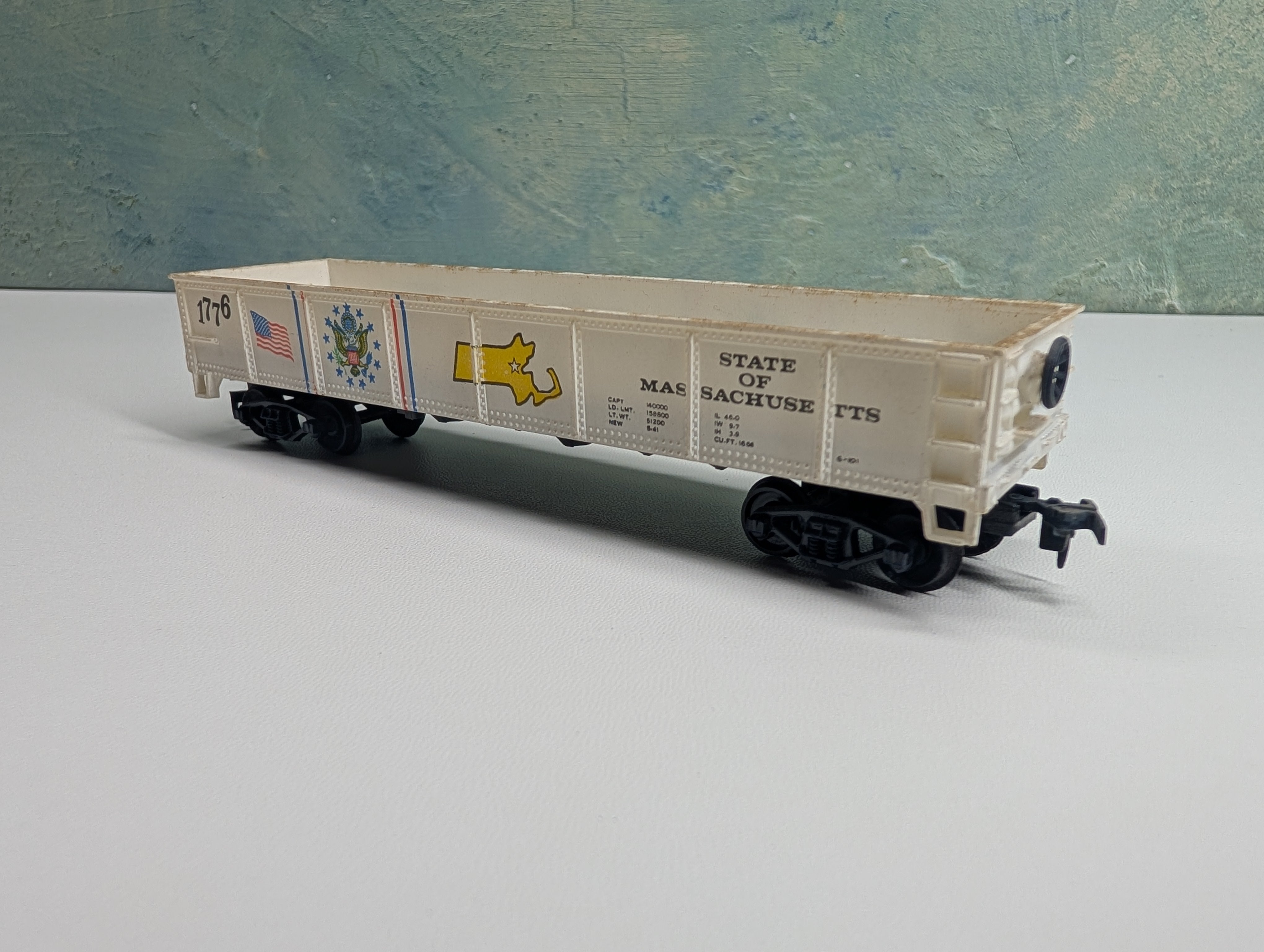 USED HO Scale State Gondola State of Massachusetts 1776