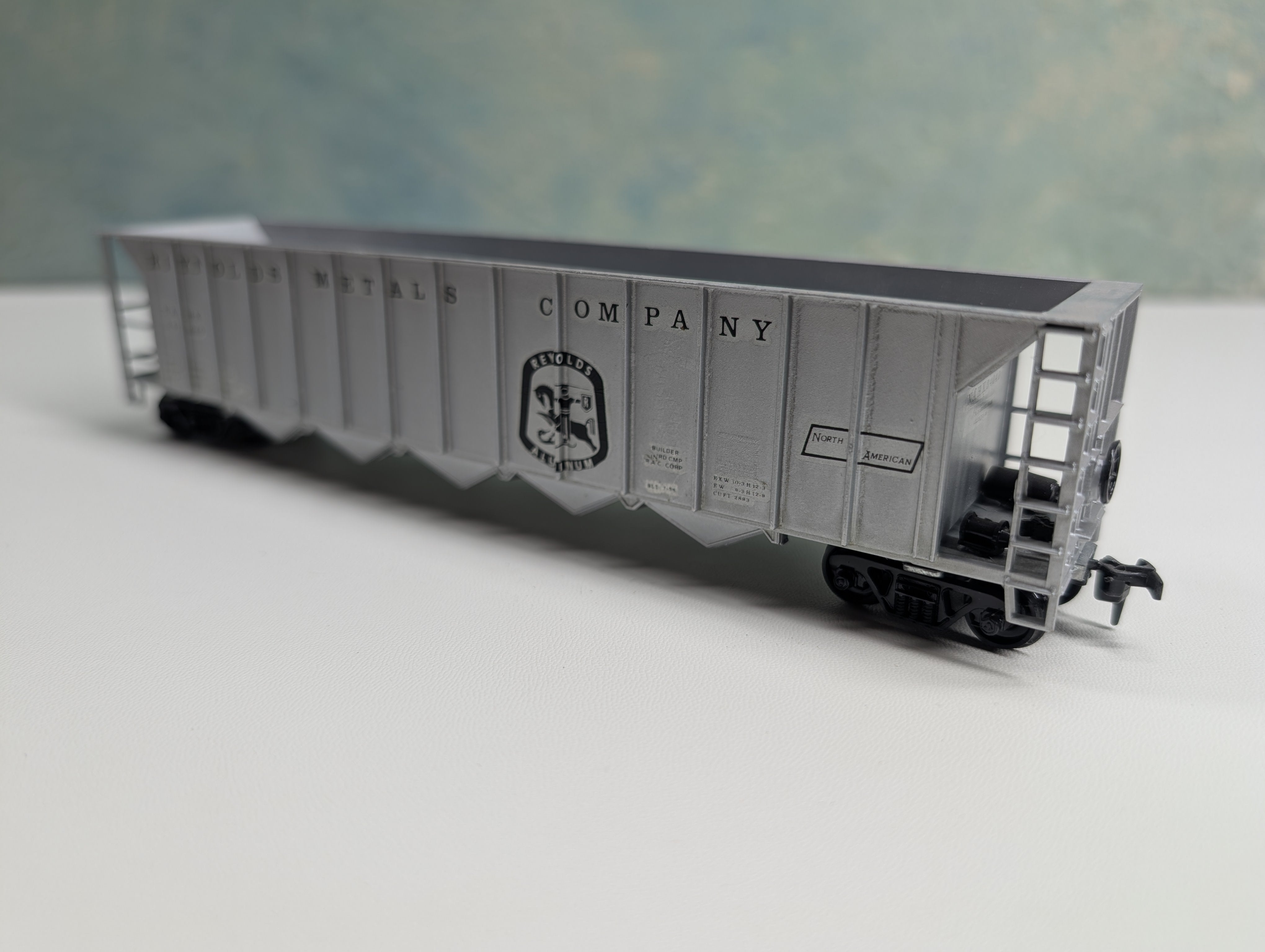 USED Roundhouse HO Scale Rapid Discharge 5 Bay Hopper Reynolds Metals NAHX #34040 Decal