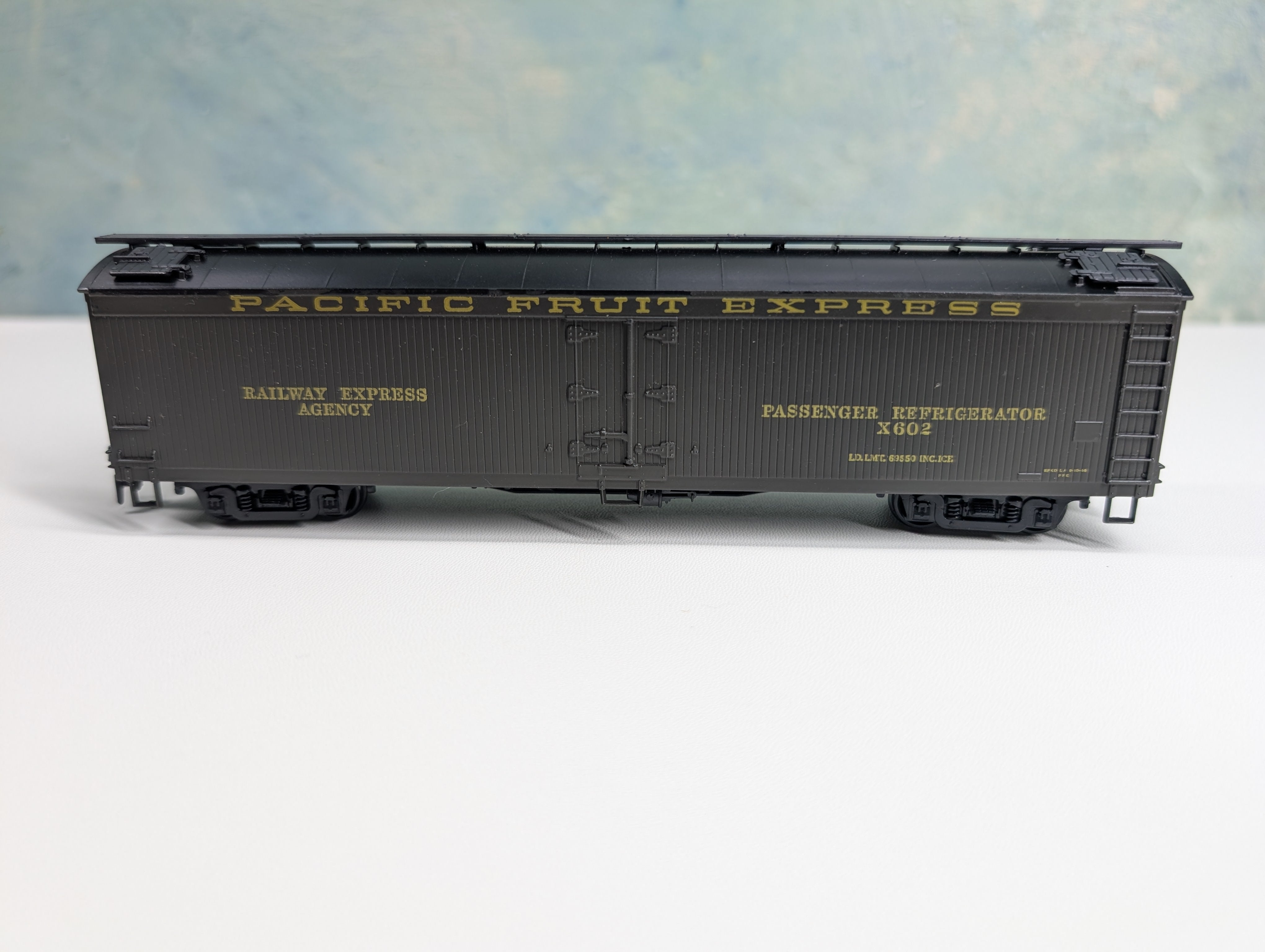 USED Athearn HO Scale Express Reefer Pacific Fruit Express #X602
