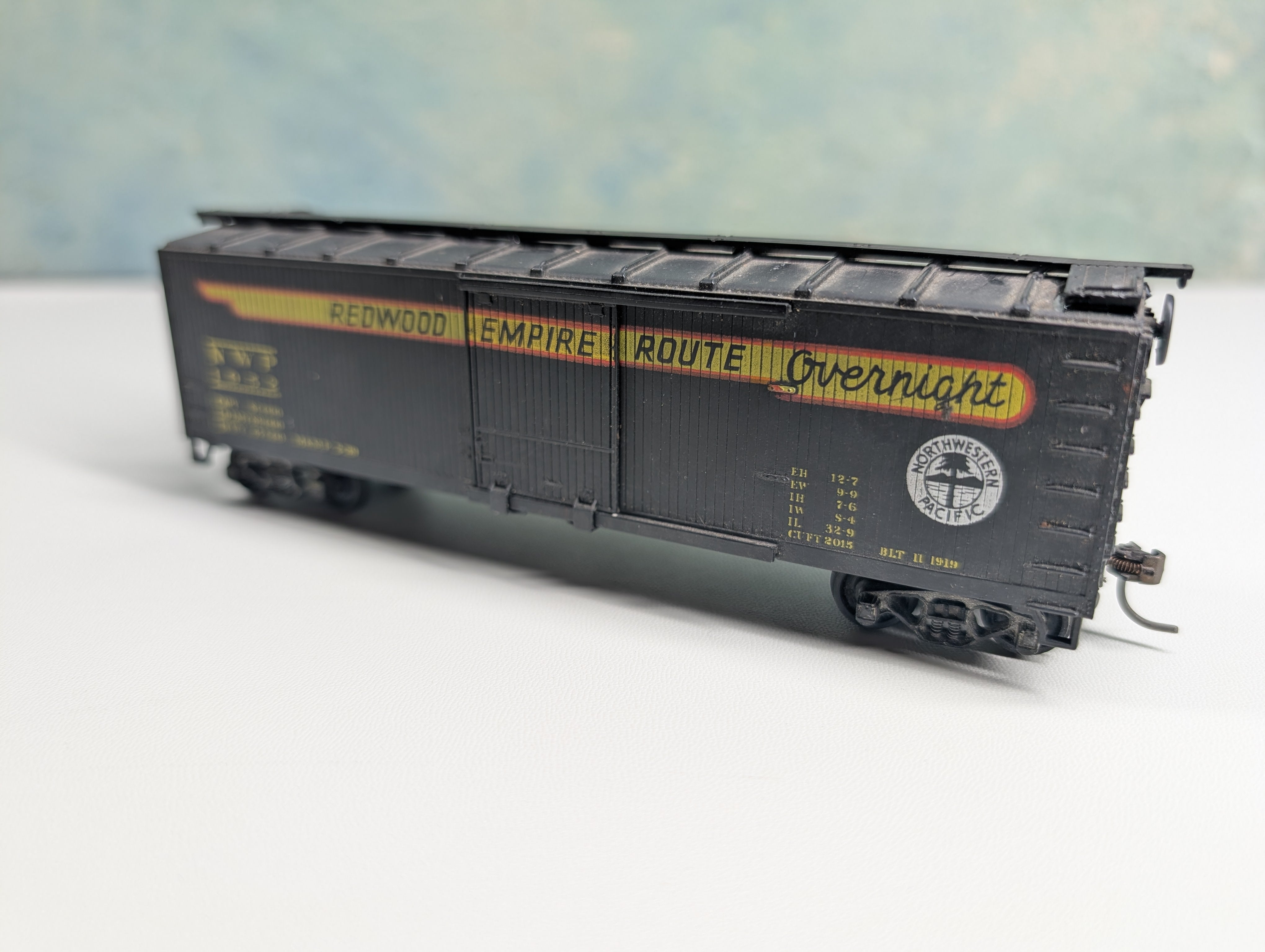USED TRAIN MINIATURE HO Scale 40' Wooden Box Car Northwestern Pacific NWP #1952