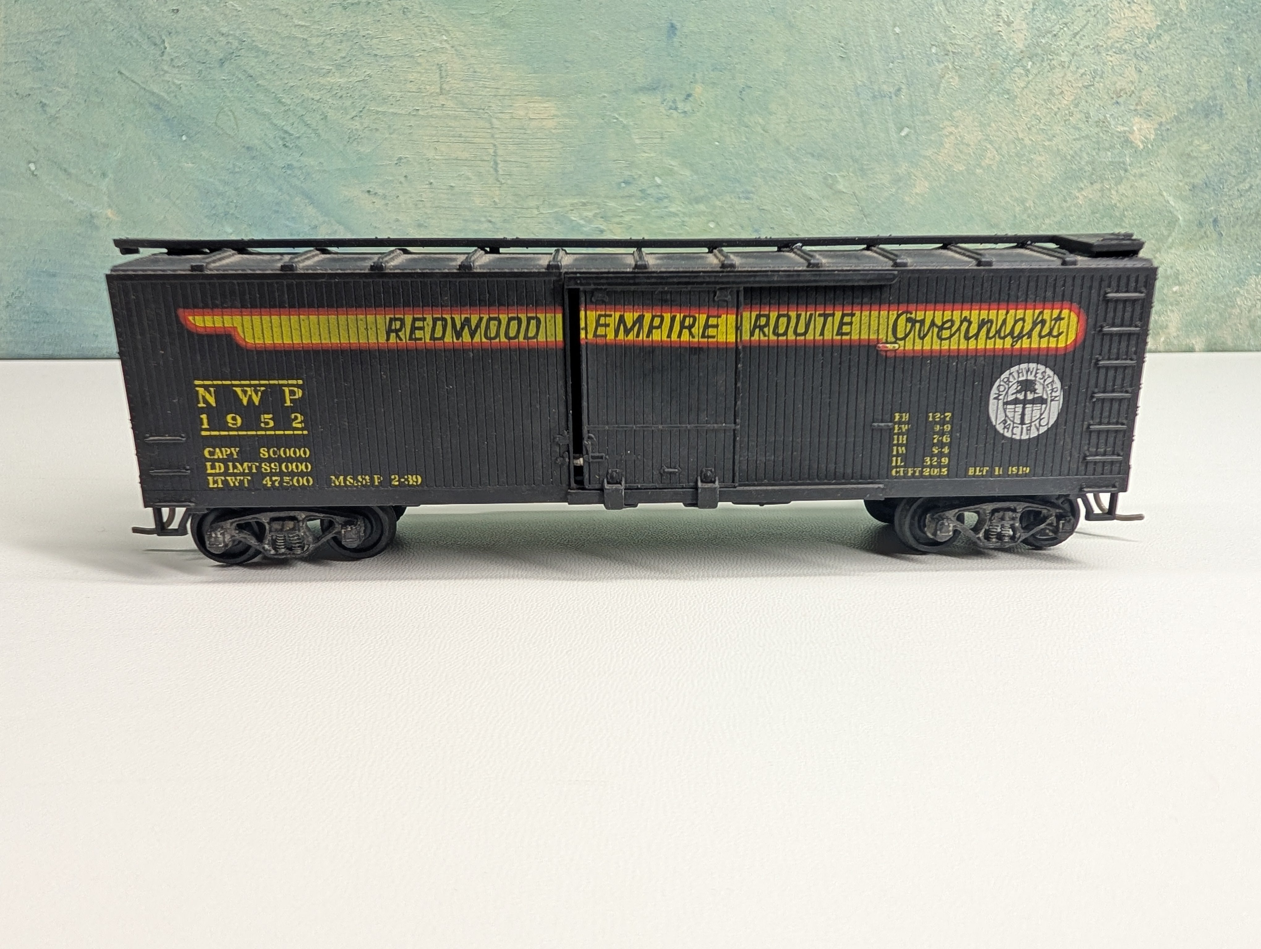 USED TRAIN MINIATURE HO Scale 40' Wooden Box Car Northwestern Pacific NWP #1952