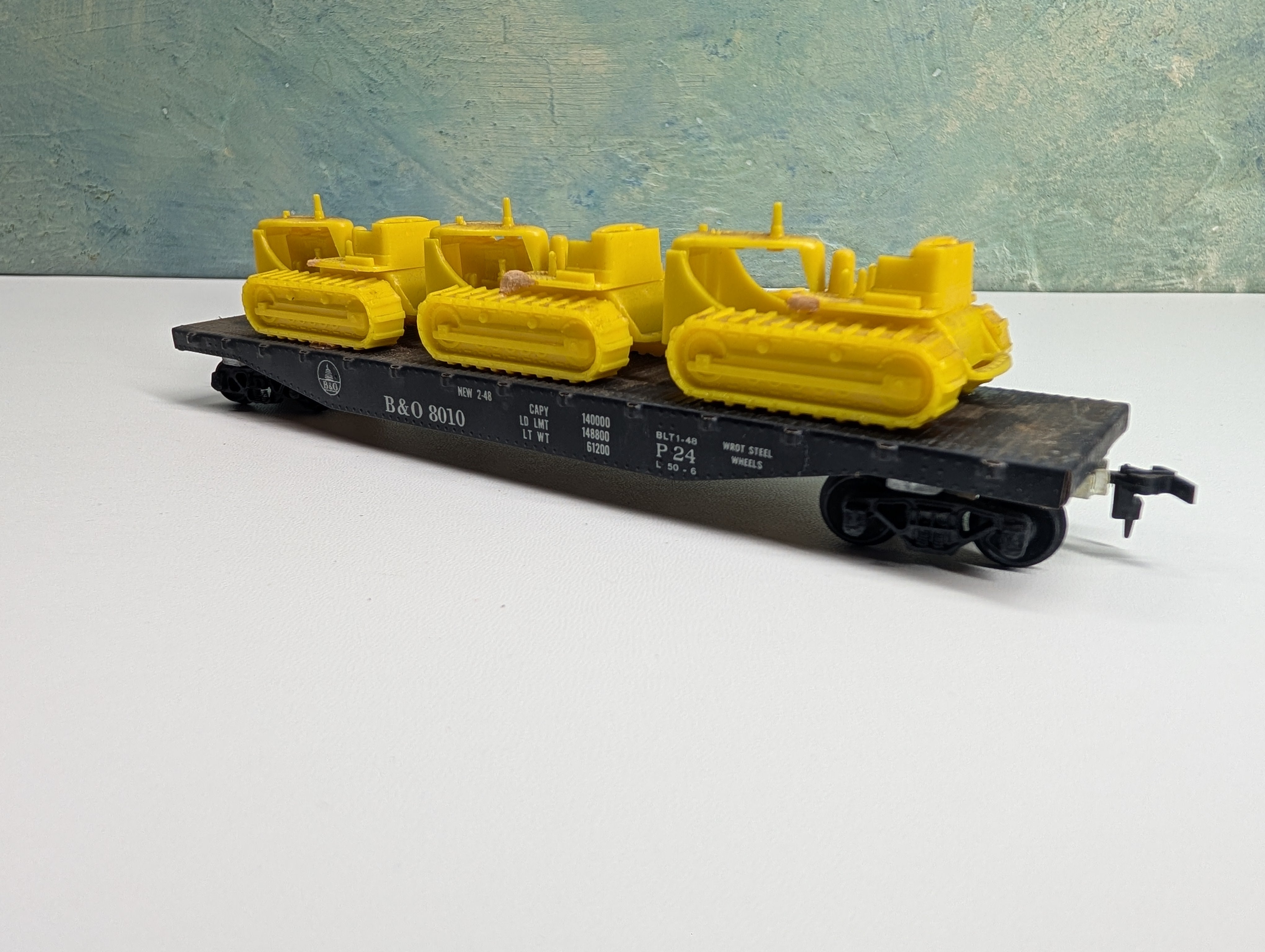 USED HO Scale 50' Flat Car w/ Dozers Baltimore and Ohio B&O #8010