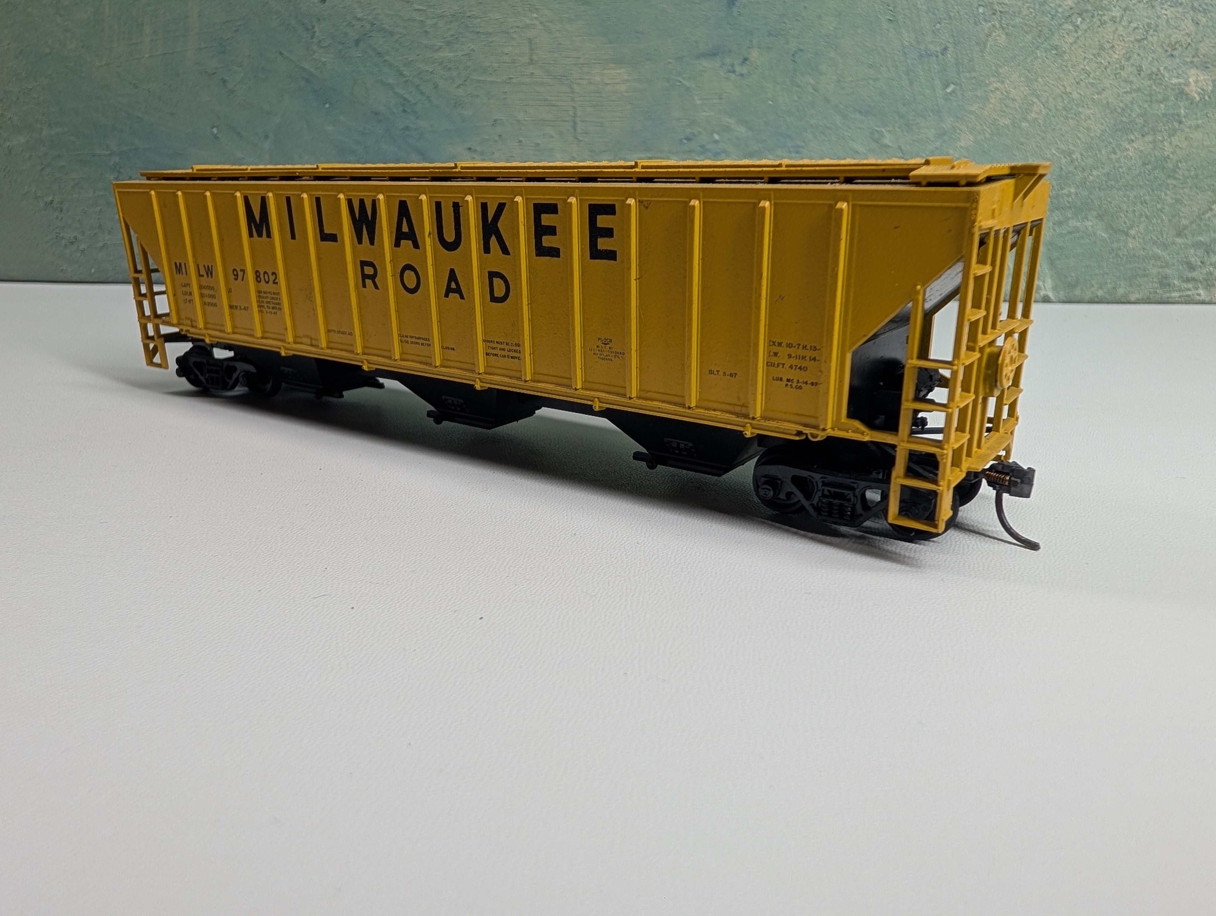 USED Athearn HO Scale Covered Hopper Milwaukee Road MILW #97802