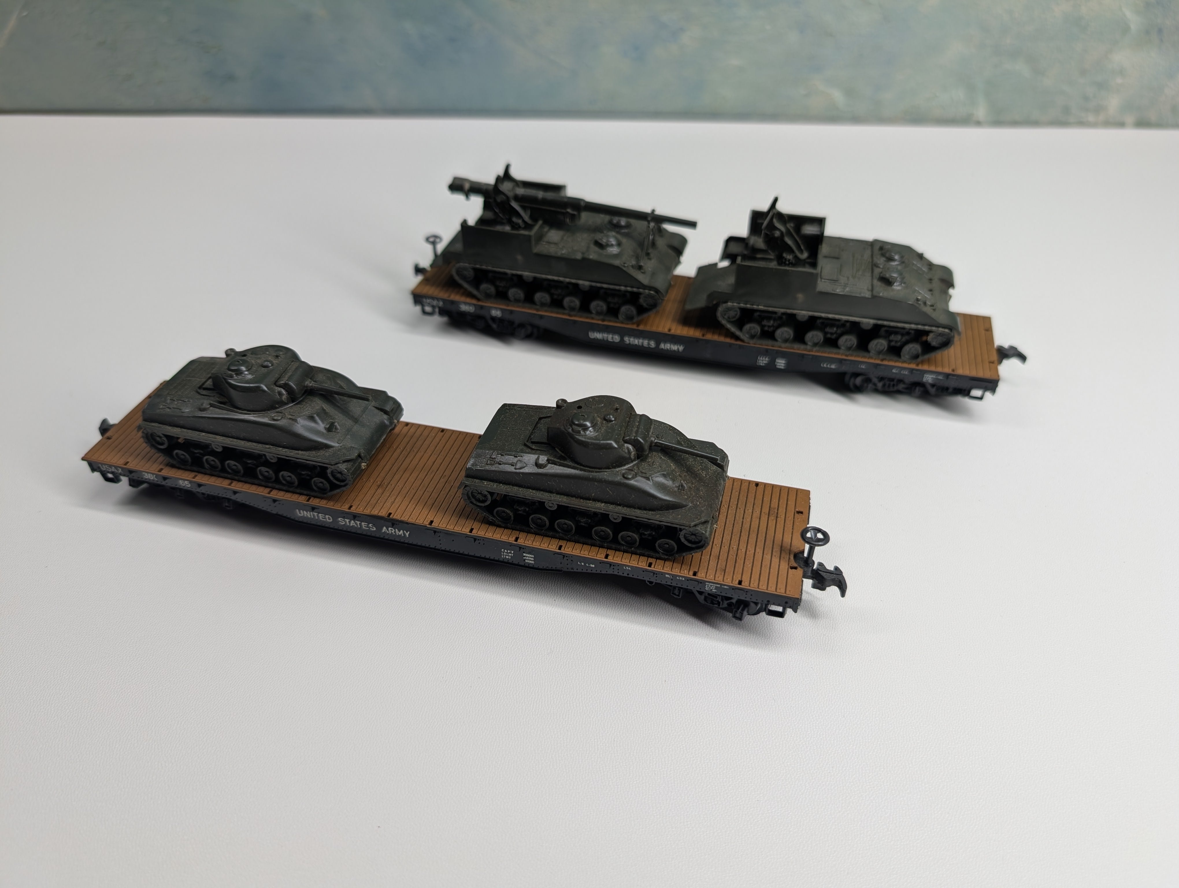 USED HO Scale Flat Cars with Army Tanks US Army 38065