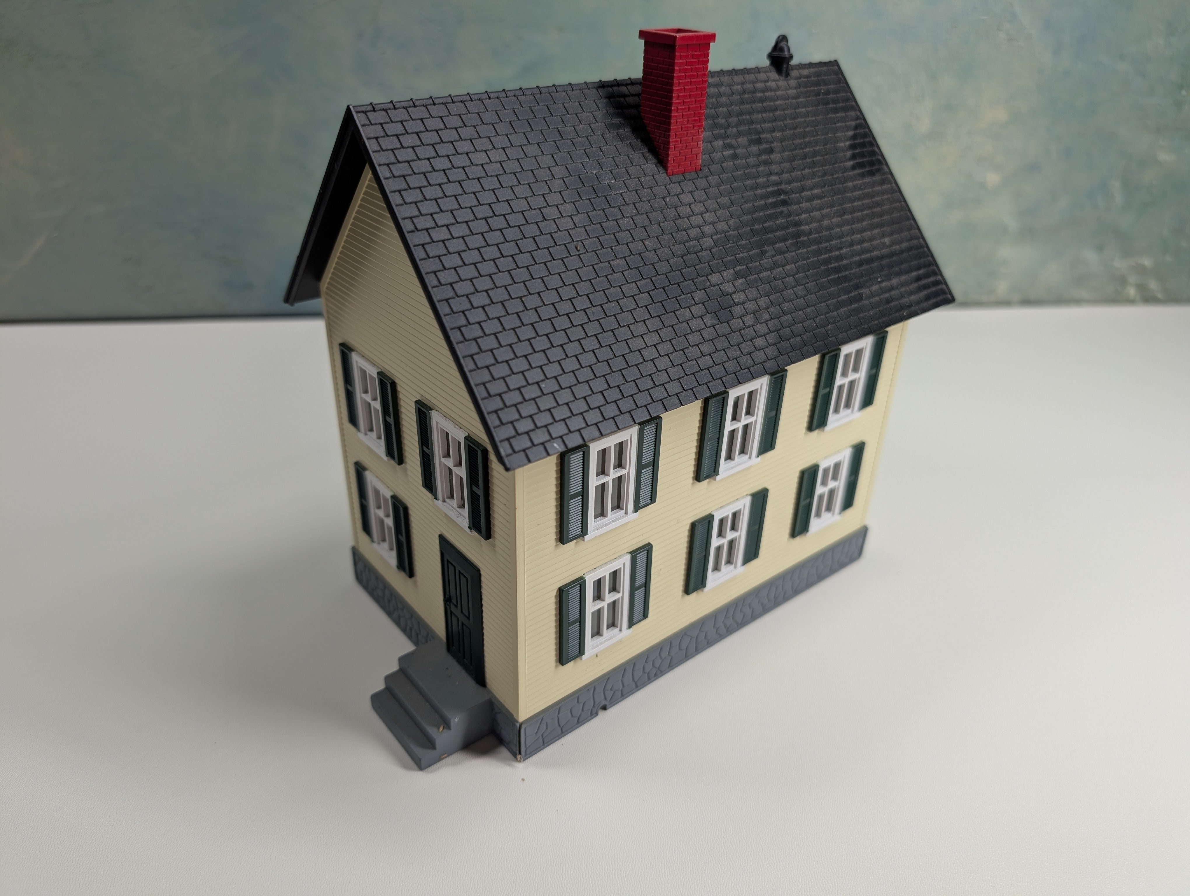 USED MTH O 2 Story Home, Green Shutters