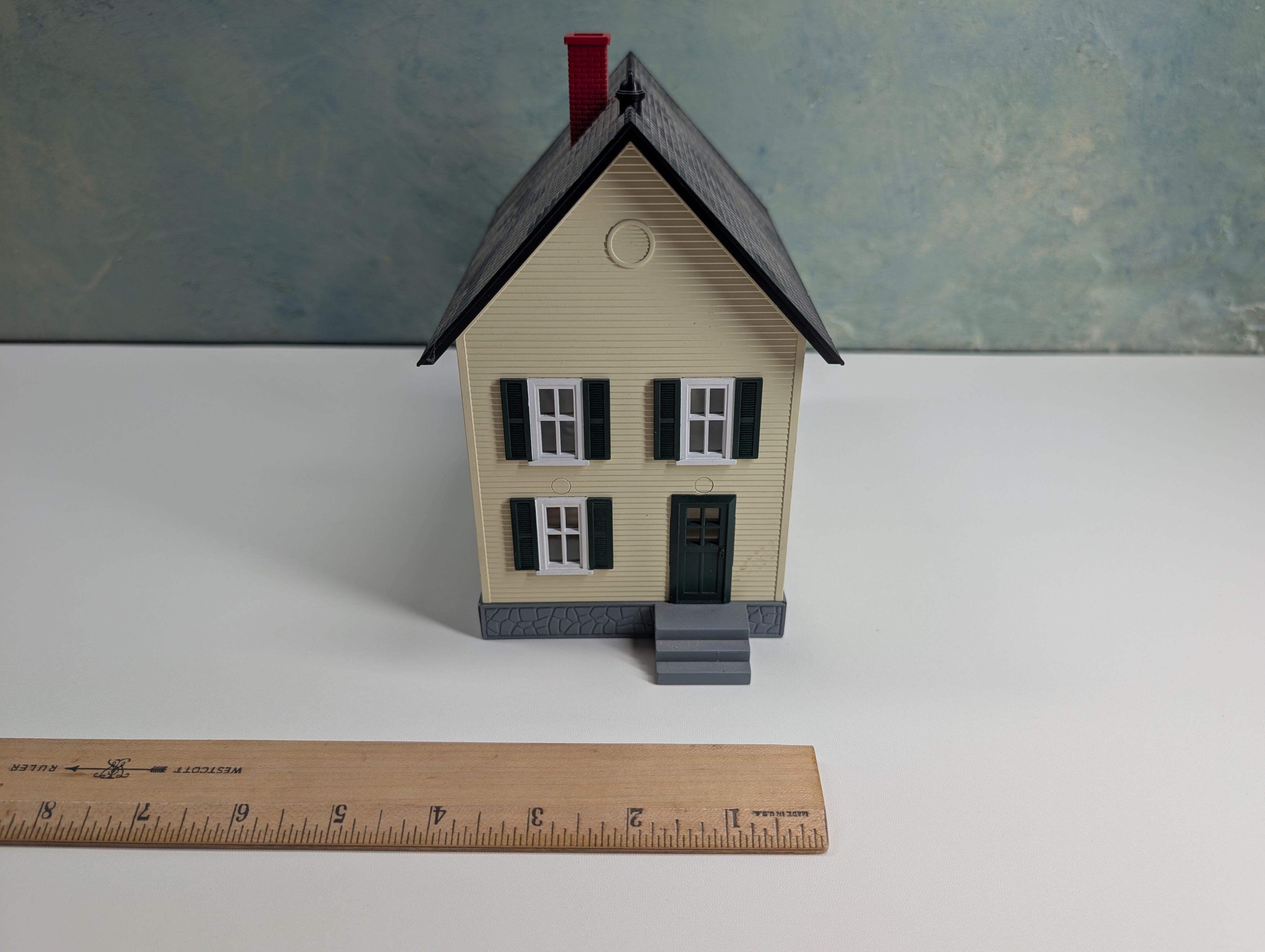 USED MTH O 2 Story Home, Green Shutters