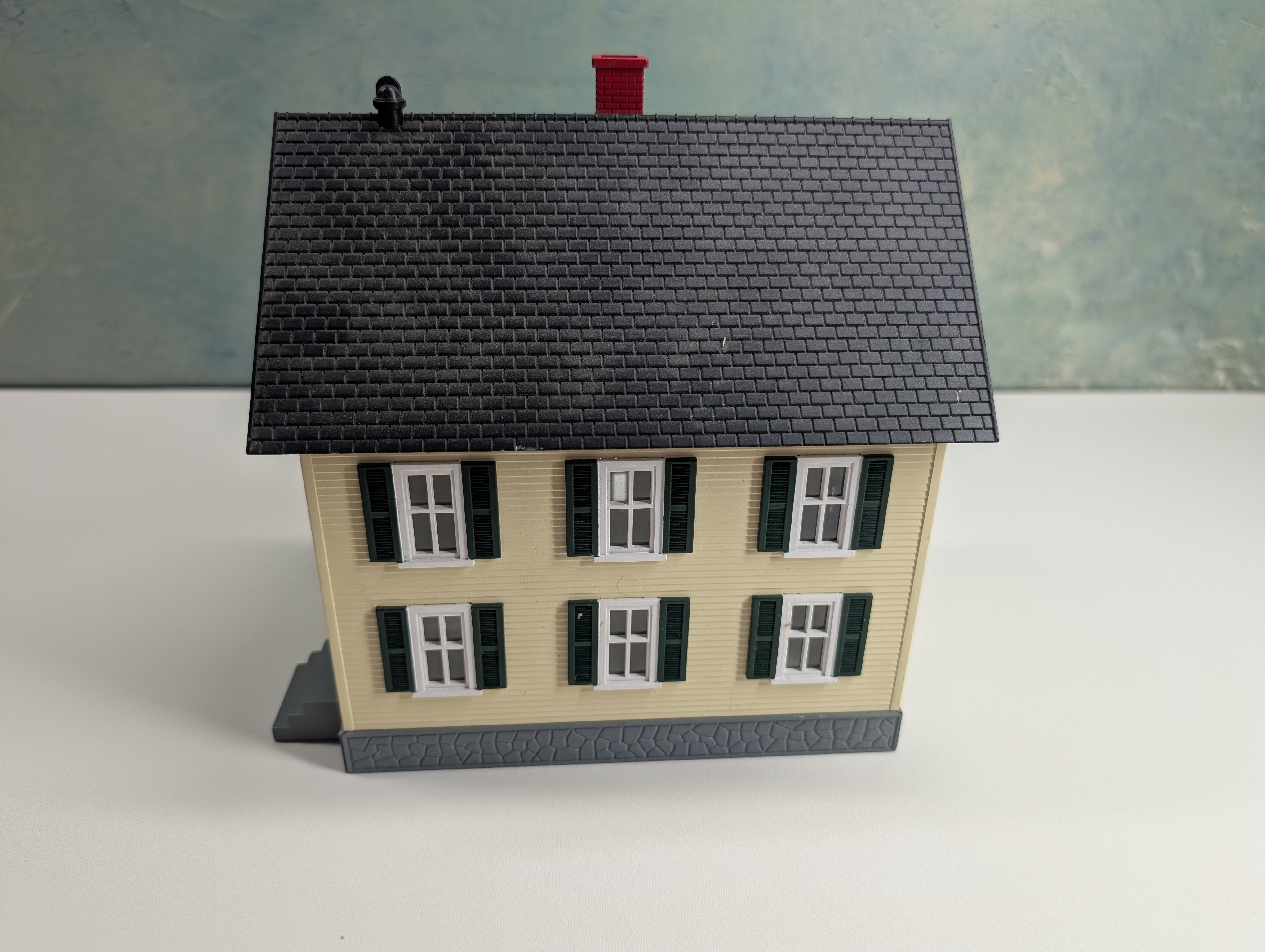 USED MTH O 2 Story Home, Green Shutters