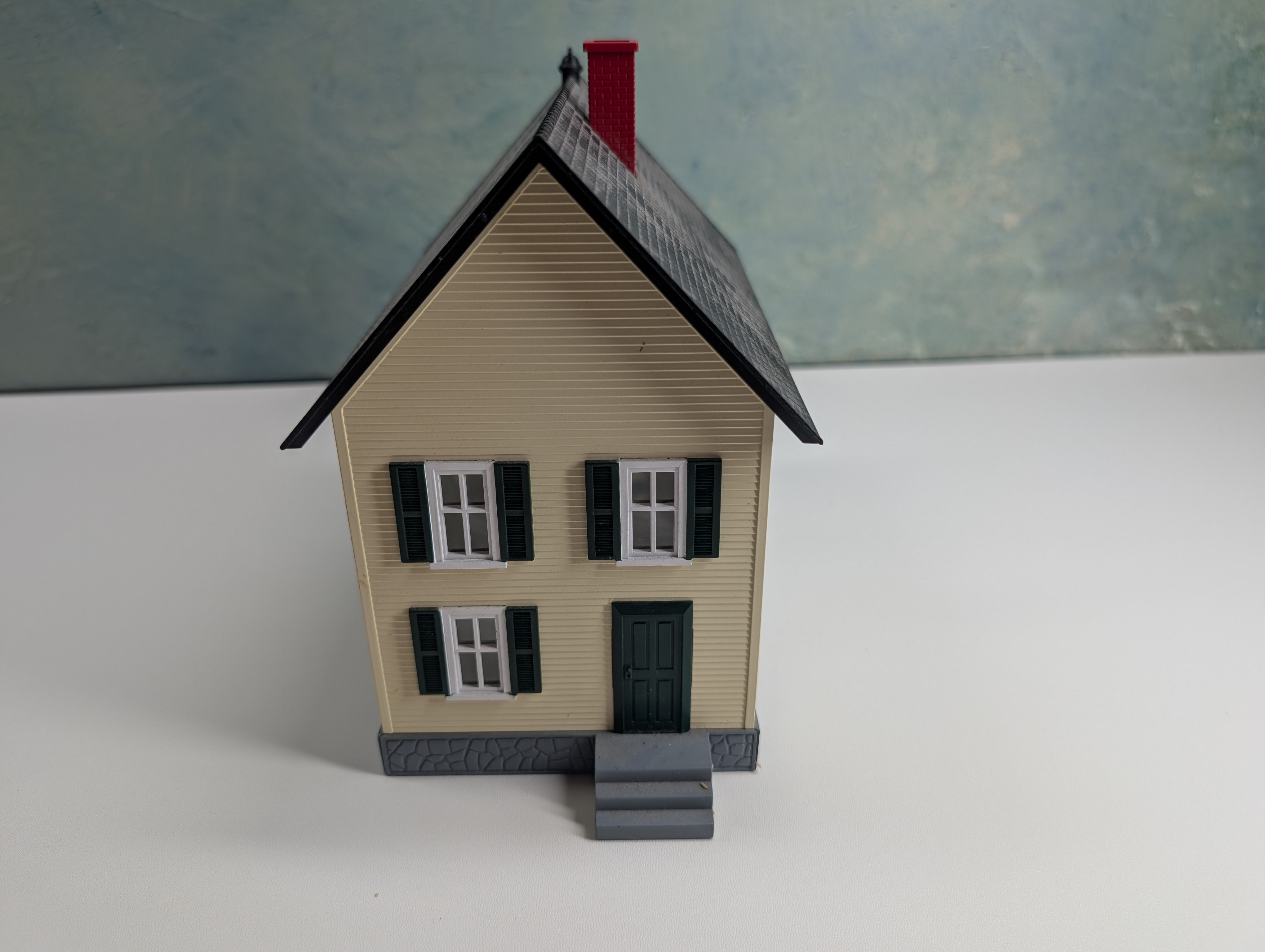 USED MTH O 2 Story Home, Green Shutters
