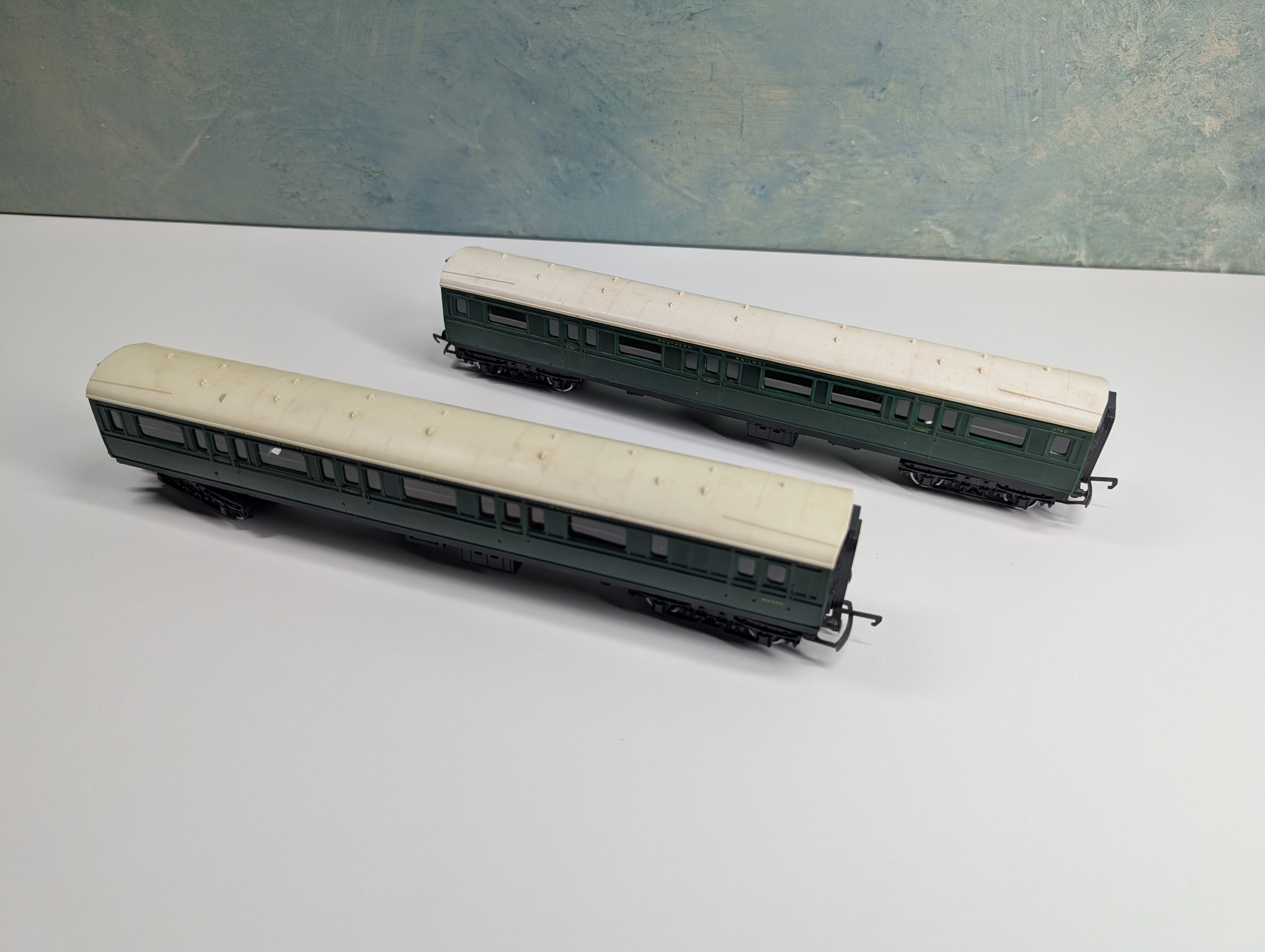 USED Tri-Ang HO Scale Pair of Coach Passenger Cars Southern Railway #S1774, 1750 (2 pcs)
