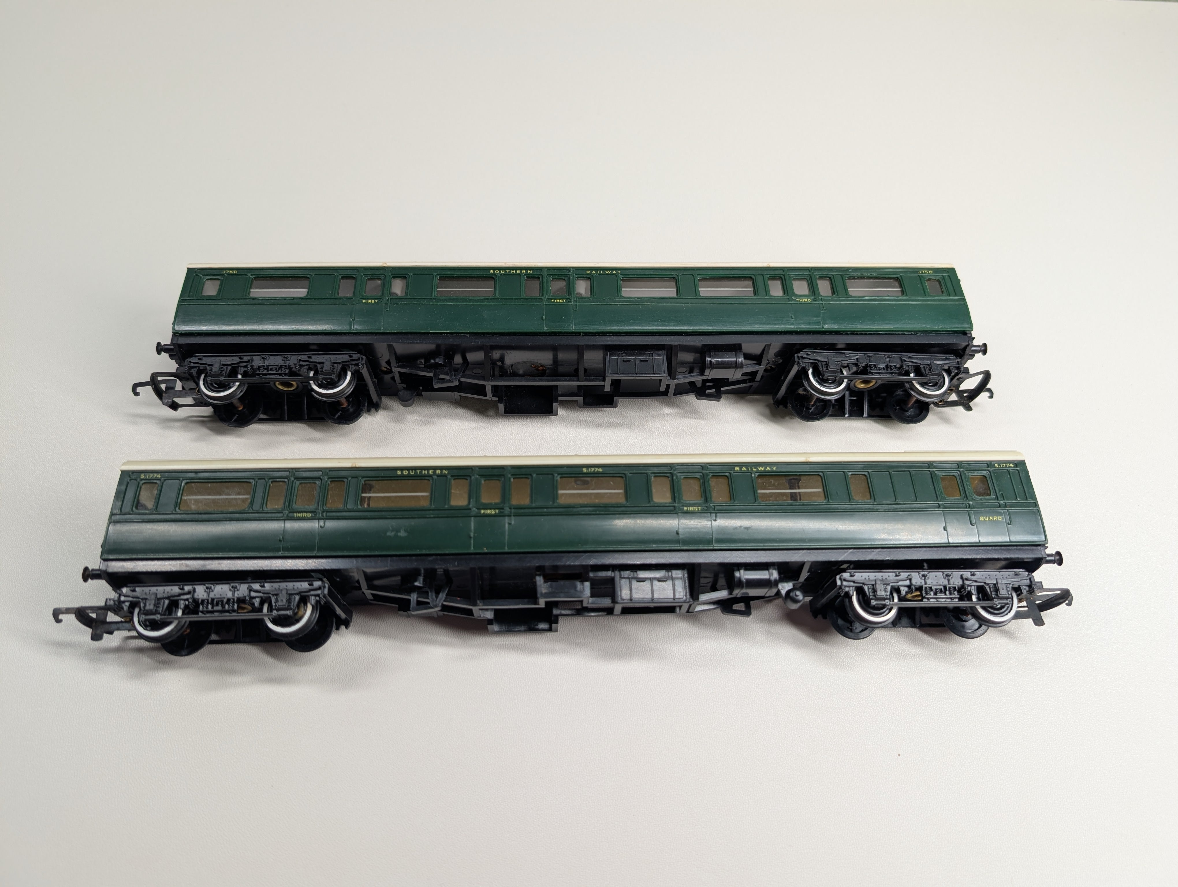 USED Tri-Ang HO Scale Pair of Coach Passenger Cars Southern Railway #S1774, 1750 (2 pcs)