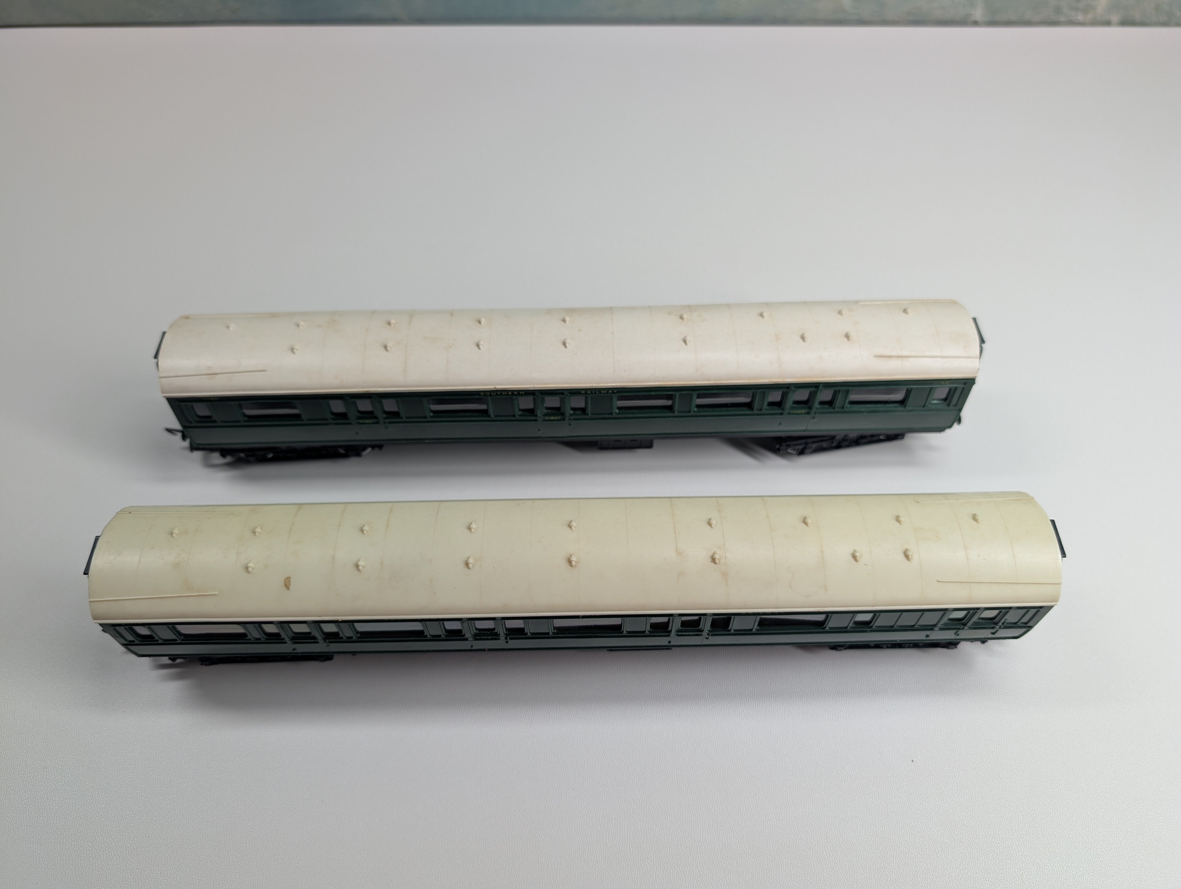 USED Tri-Ang HO Scale Pair of Coach Passenger Cars Southern Railway #S1774, 1750 (2 pcs)