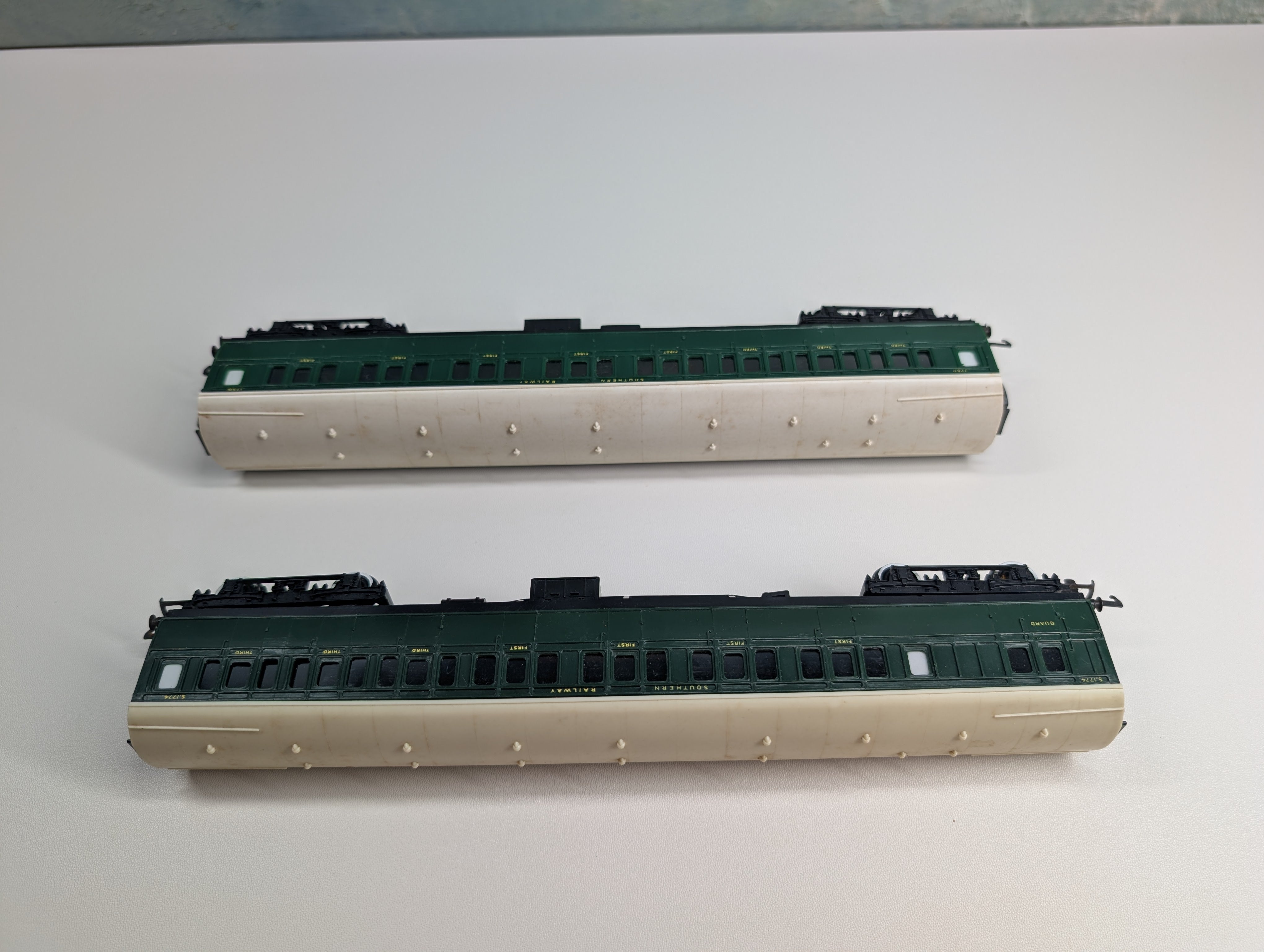 USED Tri-Ang HO Scale Pair of Coach Passenger Cars Southern Railway #S1774, 1750 (2 pcs)