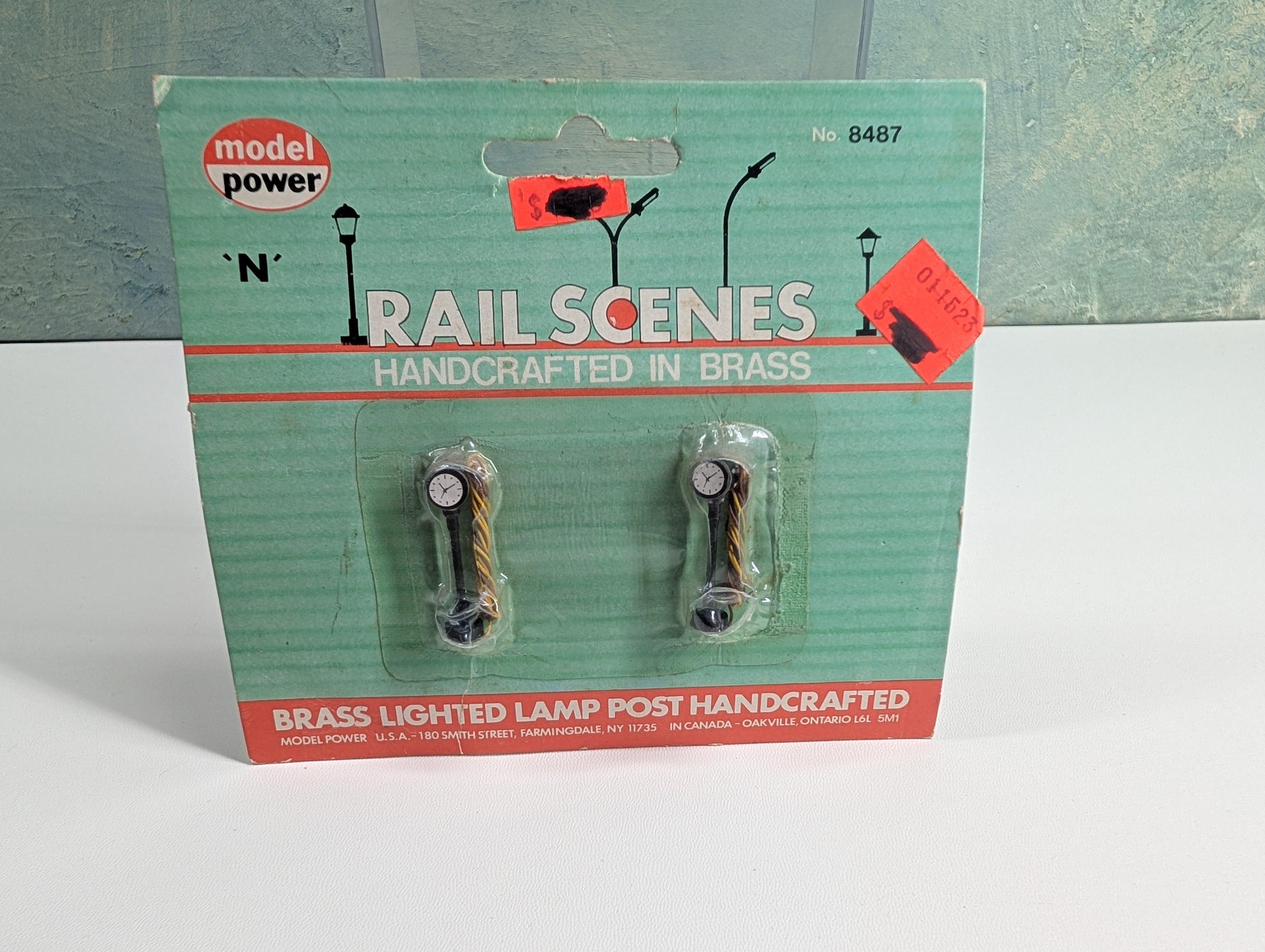 Model Power 8487 N Scale Street Clock, Brass Details, Wired (2 pcs)
