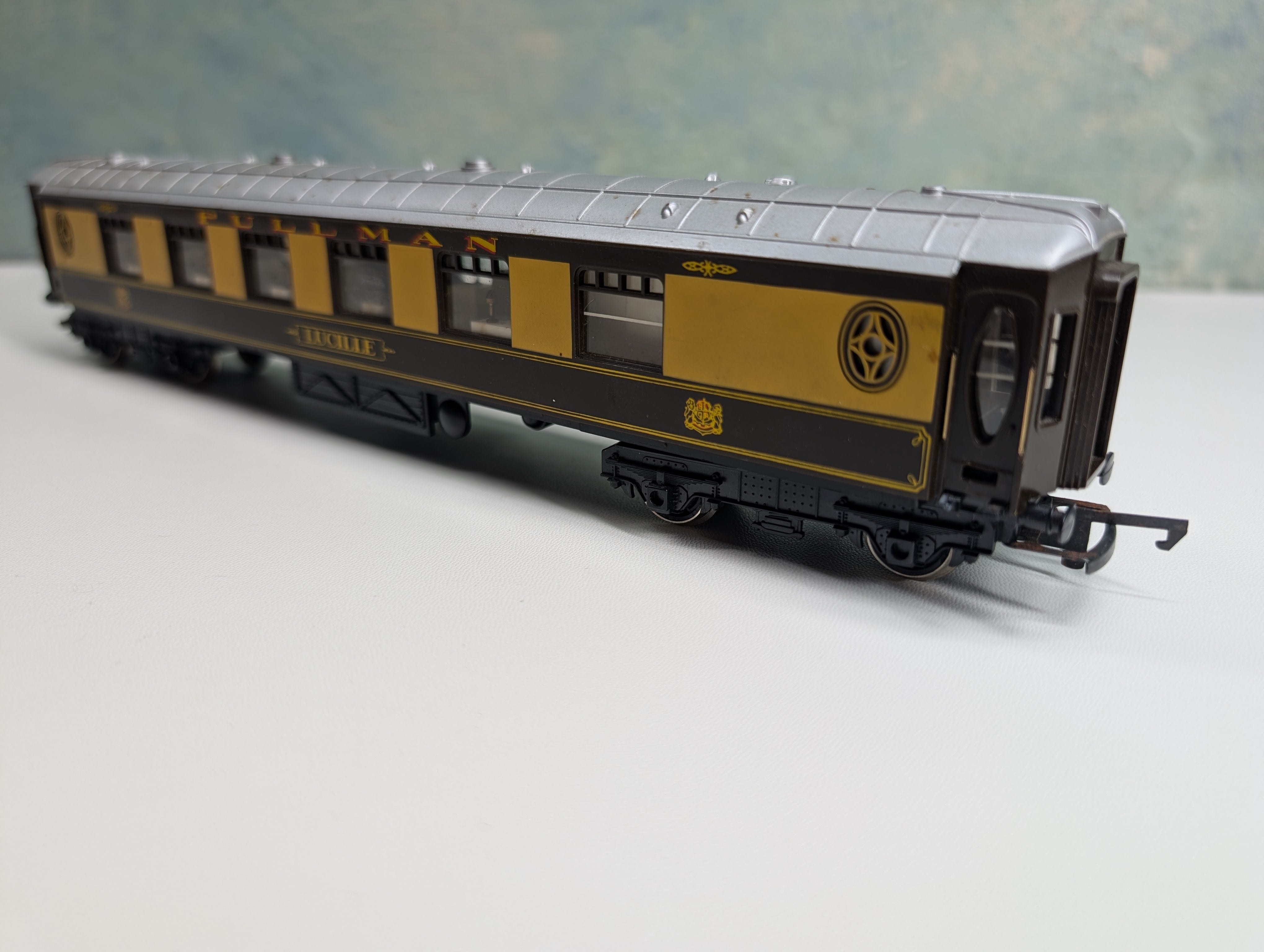 USED Hornby HO Scale Pullman Parlour Car Coach Lucille