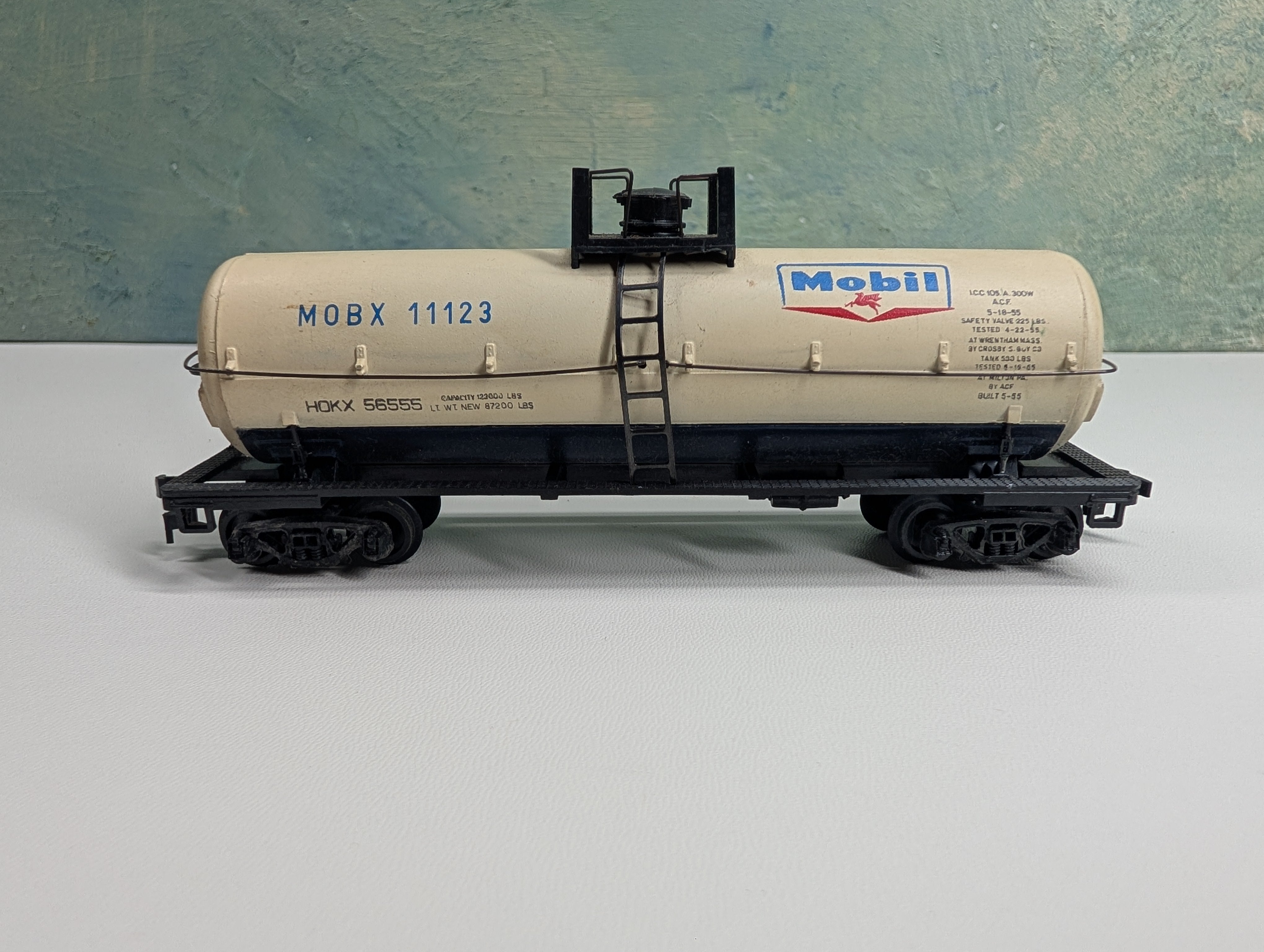 USED HO Scale Tank Car Mobil MOBX #11123