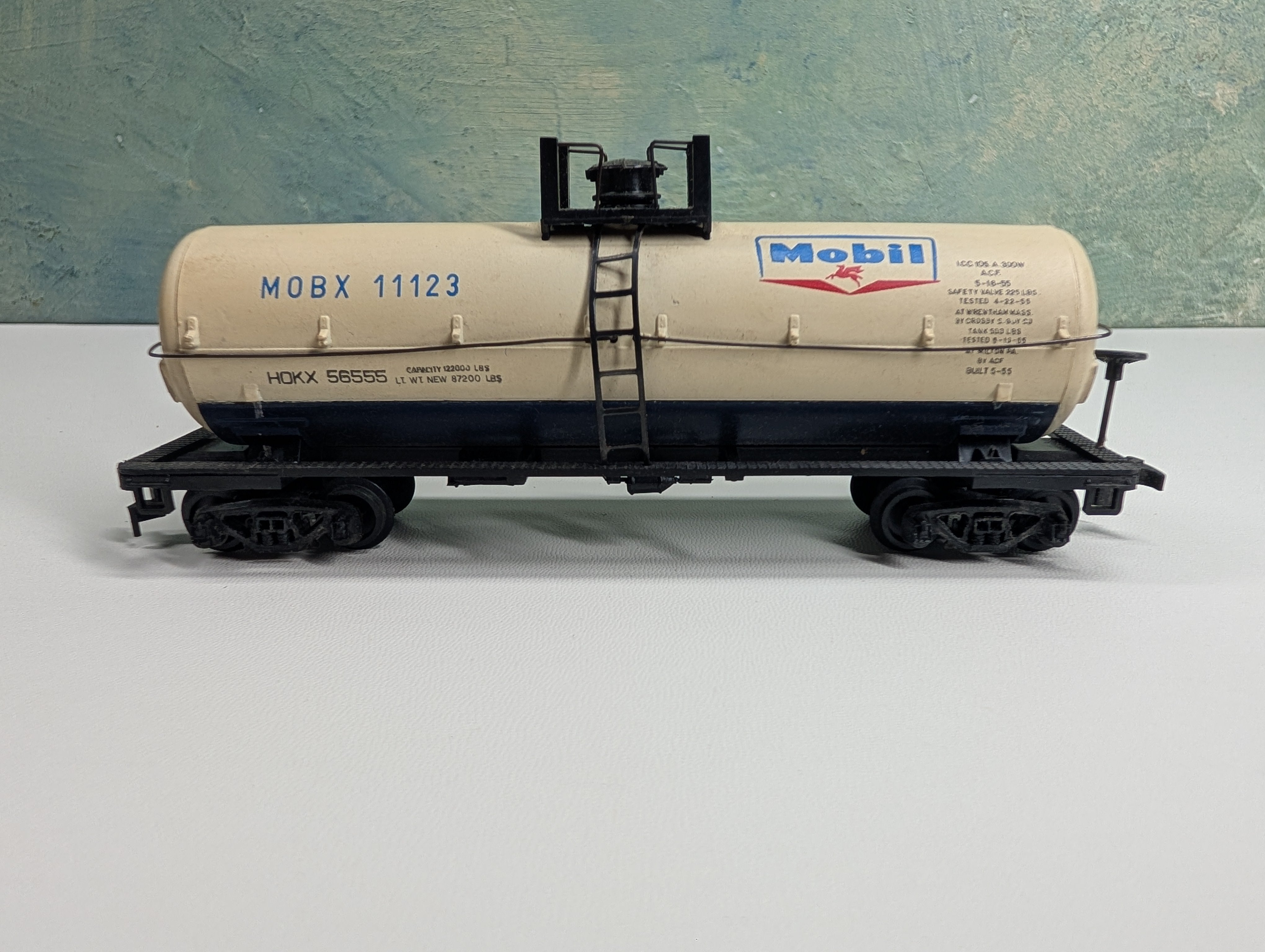 USED HO Scale Tank Car Mobil MOBX #11123