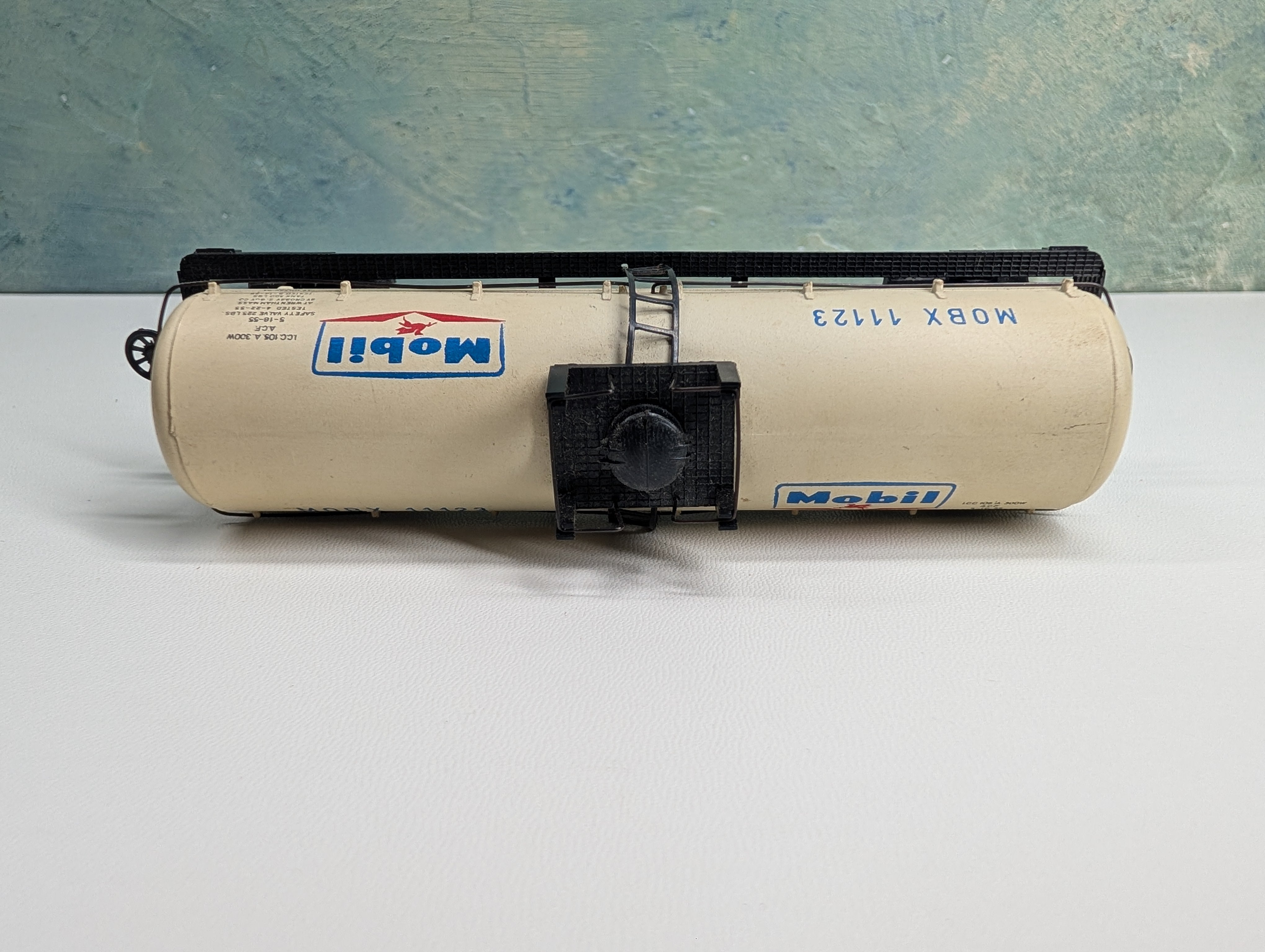 USED HO Scale Tank Car Mobil MOBX #11123