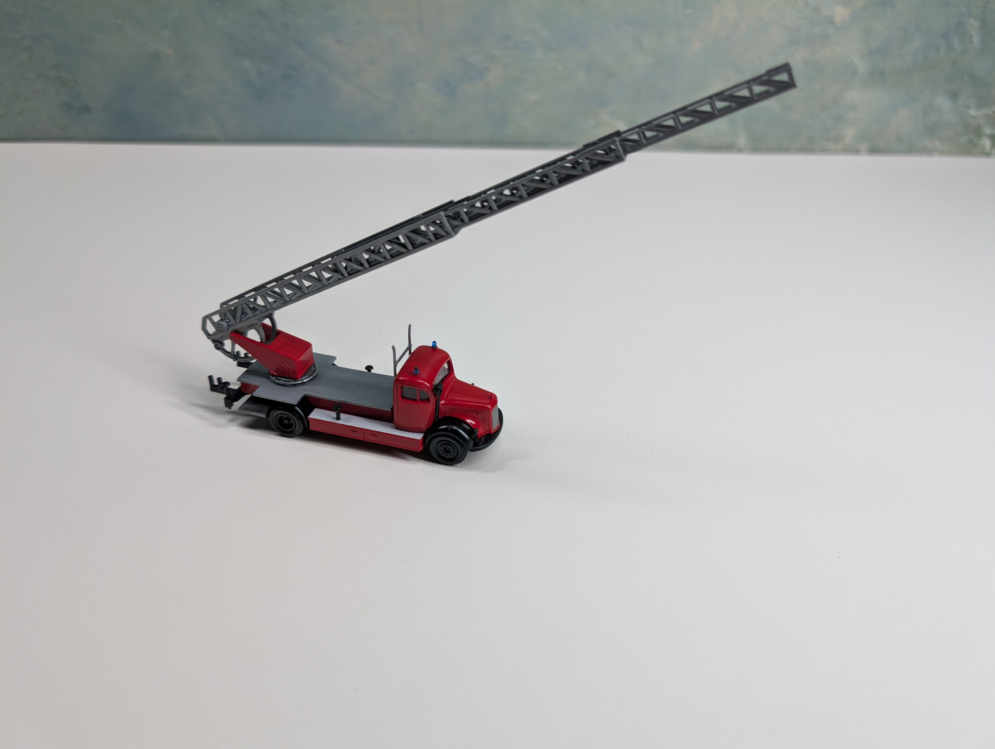 USED Brekina HO Scale Fire Brigade Ladder Rescue Truck with Blue Lights on Roof