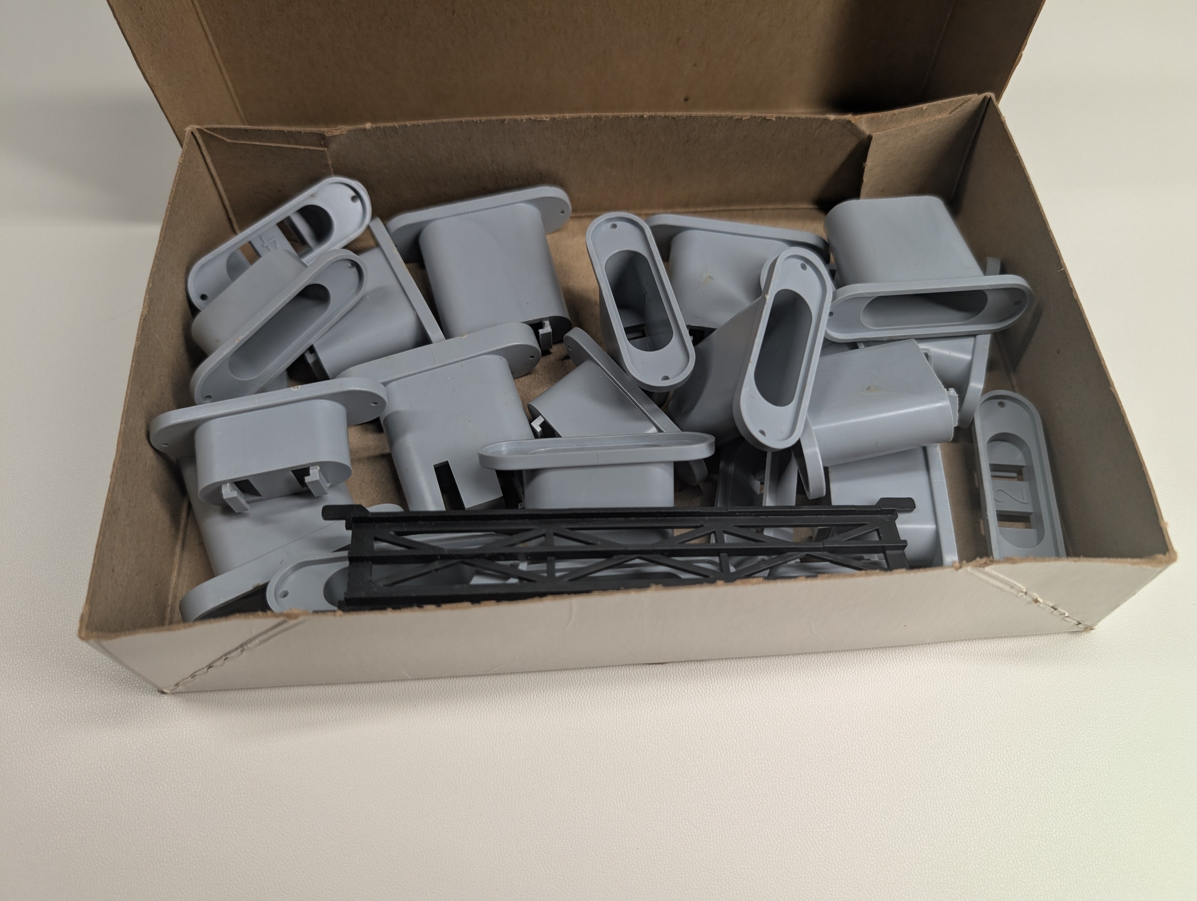 USED Atlas 2541 N Scale Over'N Under Pier Set (25 pcs)