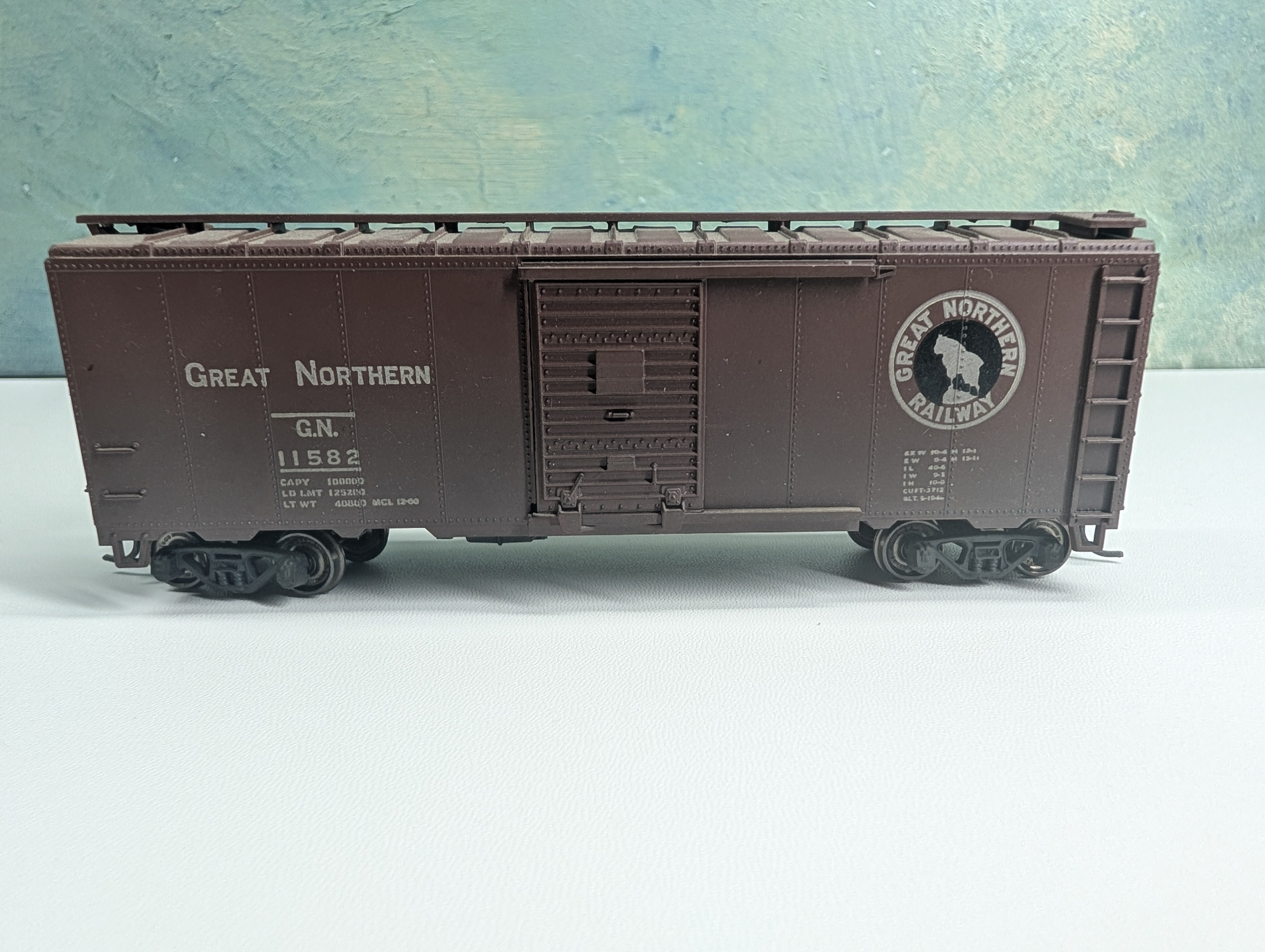 USED Athearn HO Scale Beautifully Weathered 40' Box Car Great Northern GN #11582 Metal Wheels