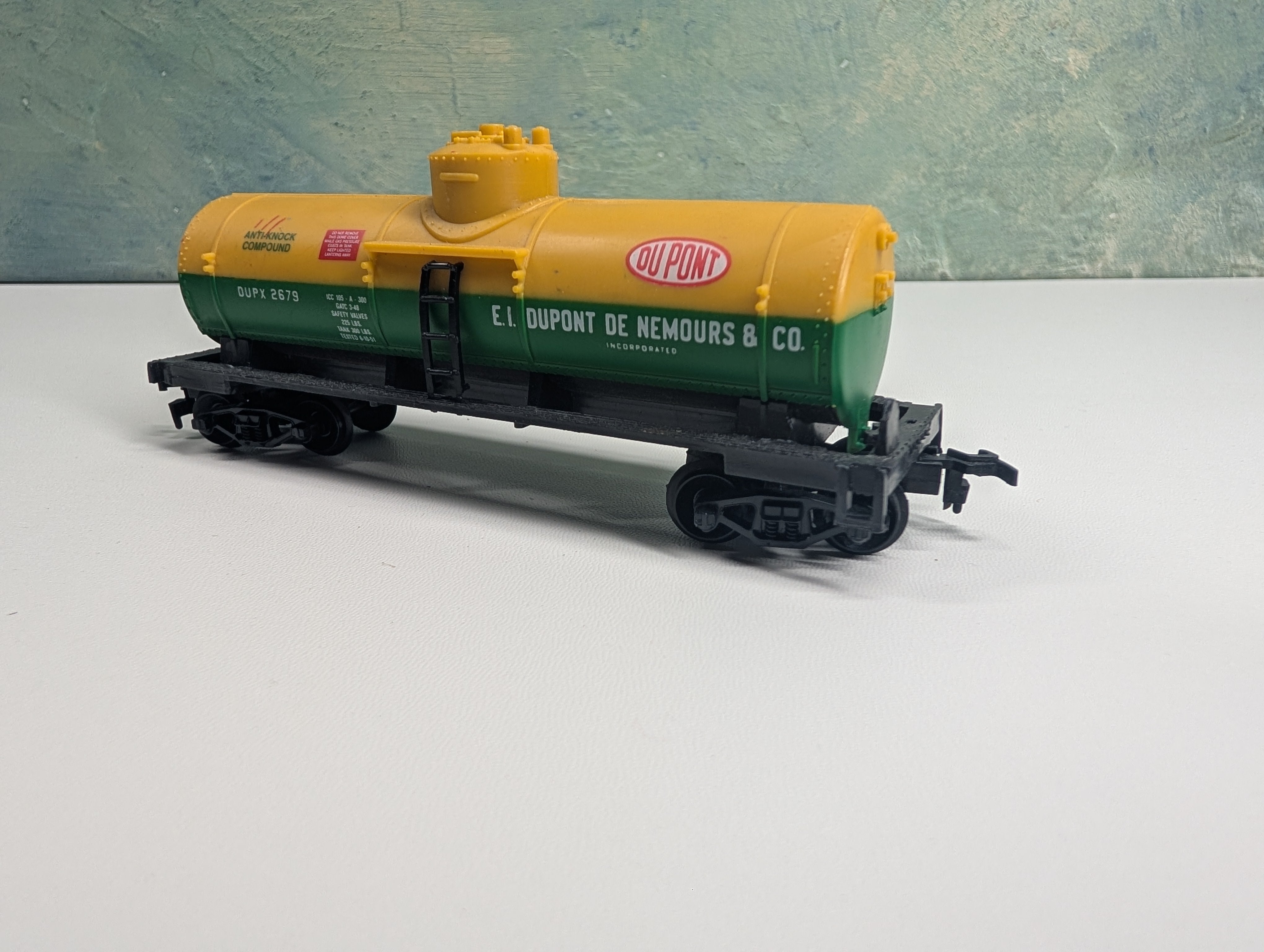 USED Life-Like HO Scale Single Dome Tank Car DuPont DUPX #2679