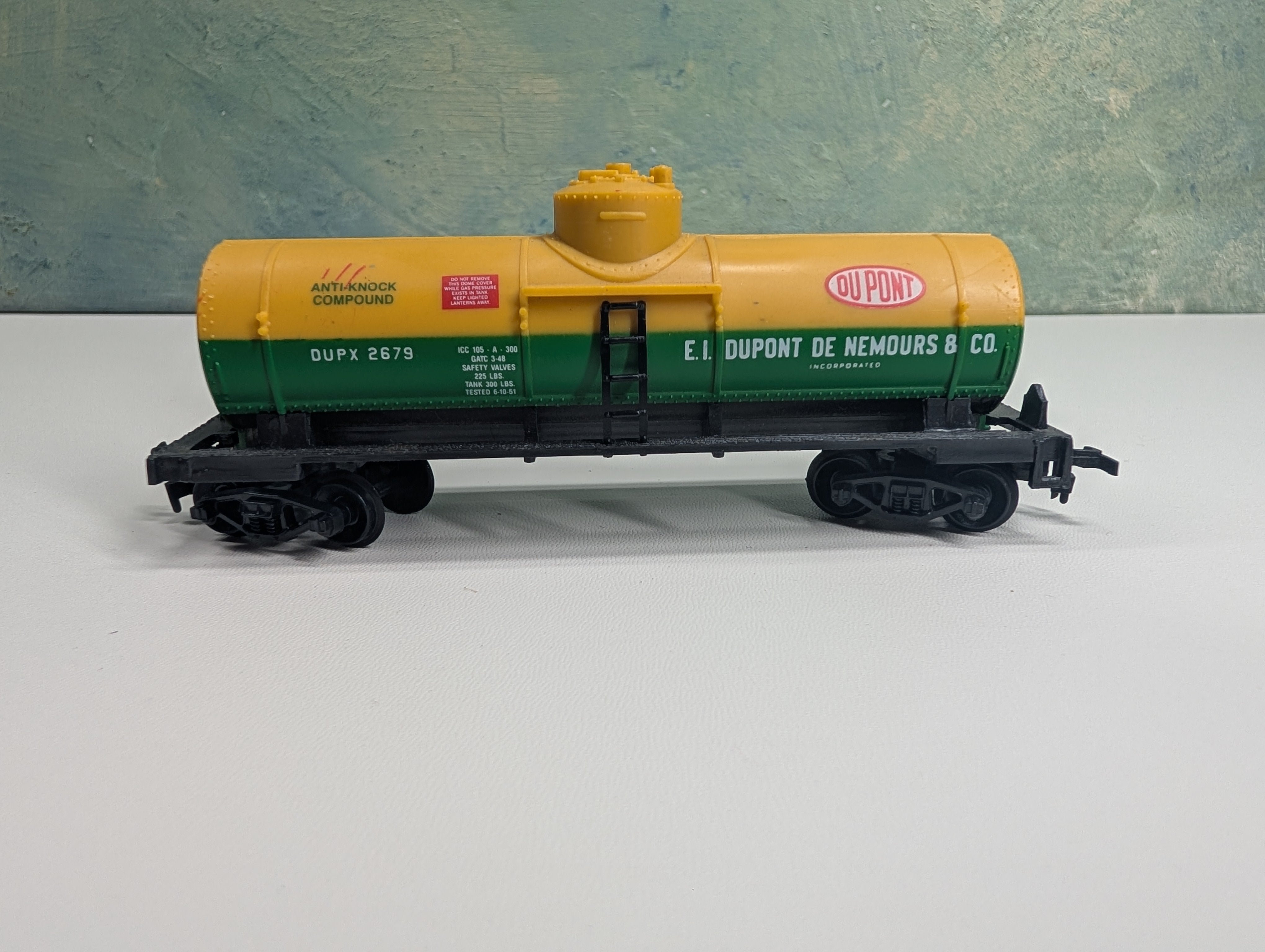 USED Life-Like HO Scale Single Dome Tank Car DuPont DUPX #2679