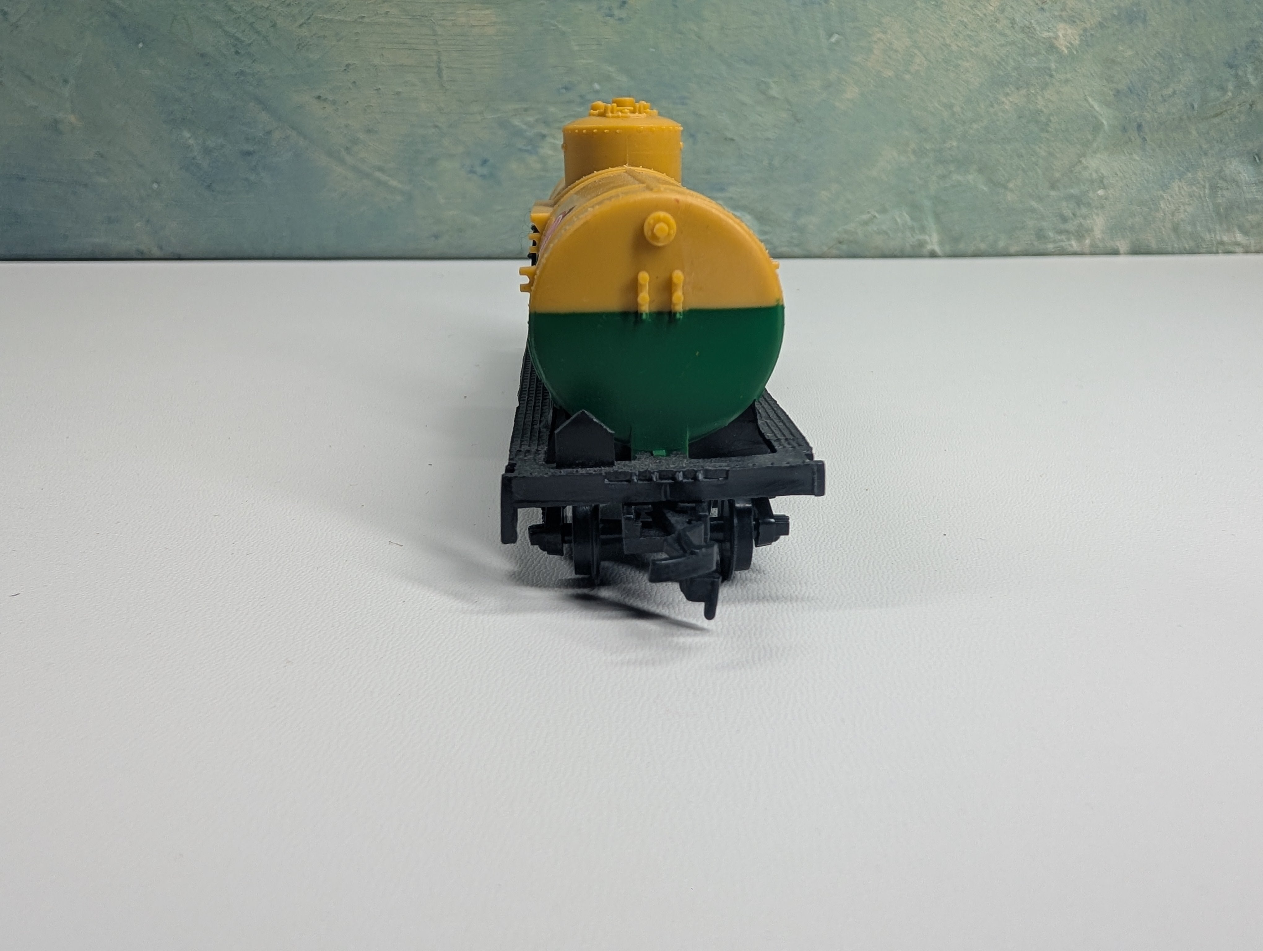 USED Life-Like HO Scale Single Dome Tank Car DuPont DUPX #2679