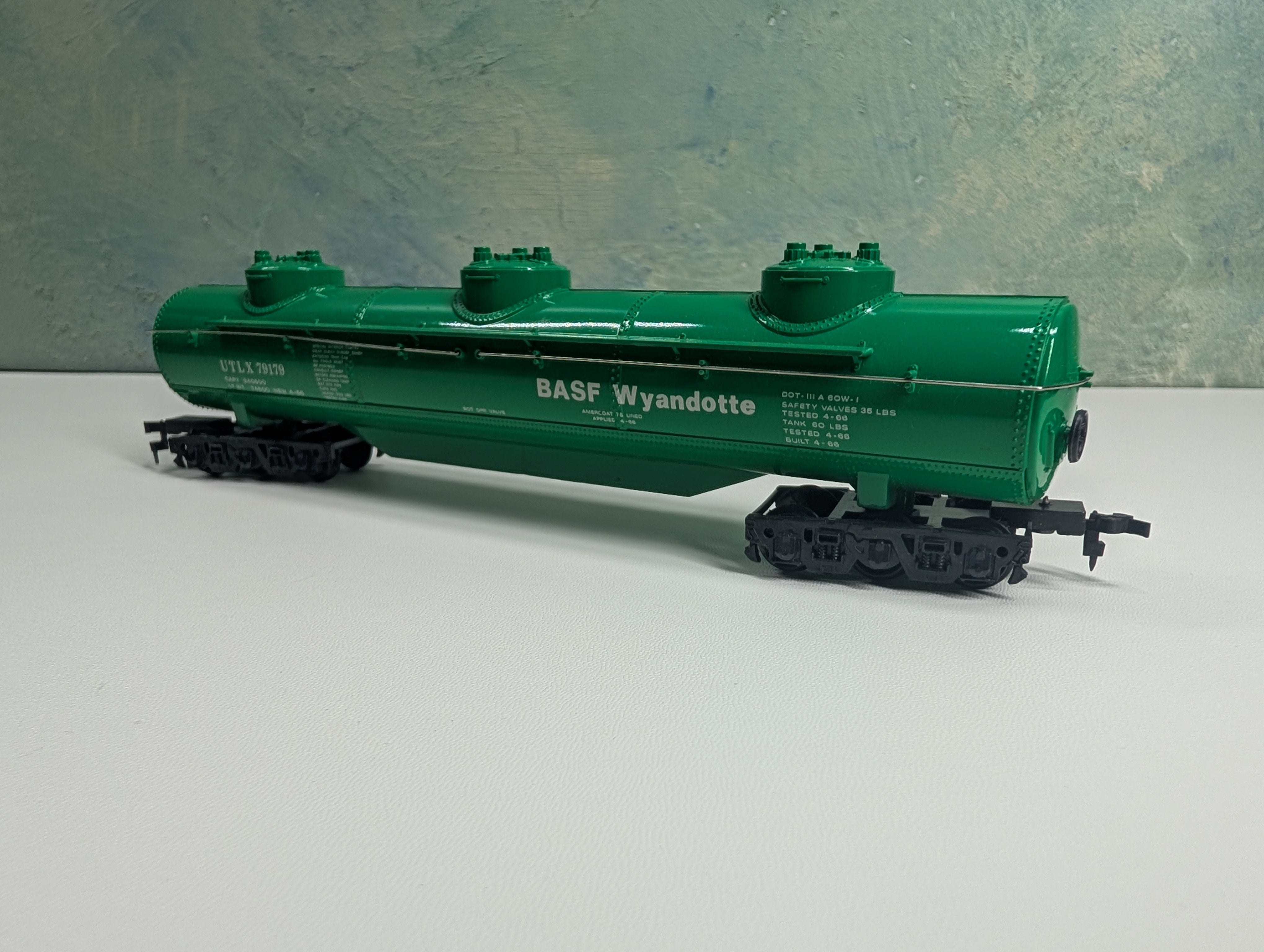 USED HO Scale 60' Triple Dome Tank Car BASF Wyandotte UTLX #79179