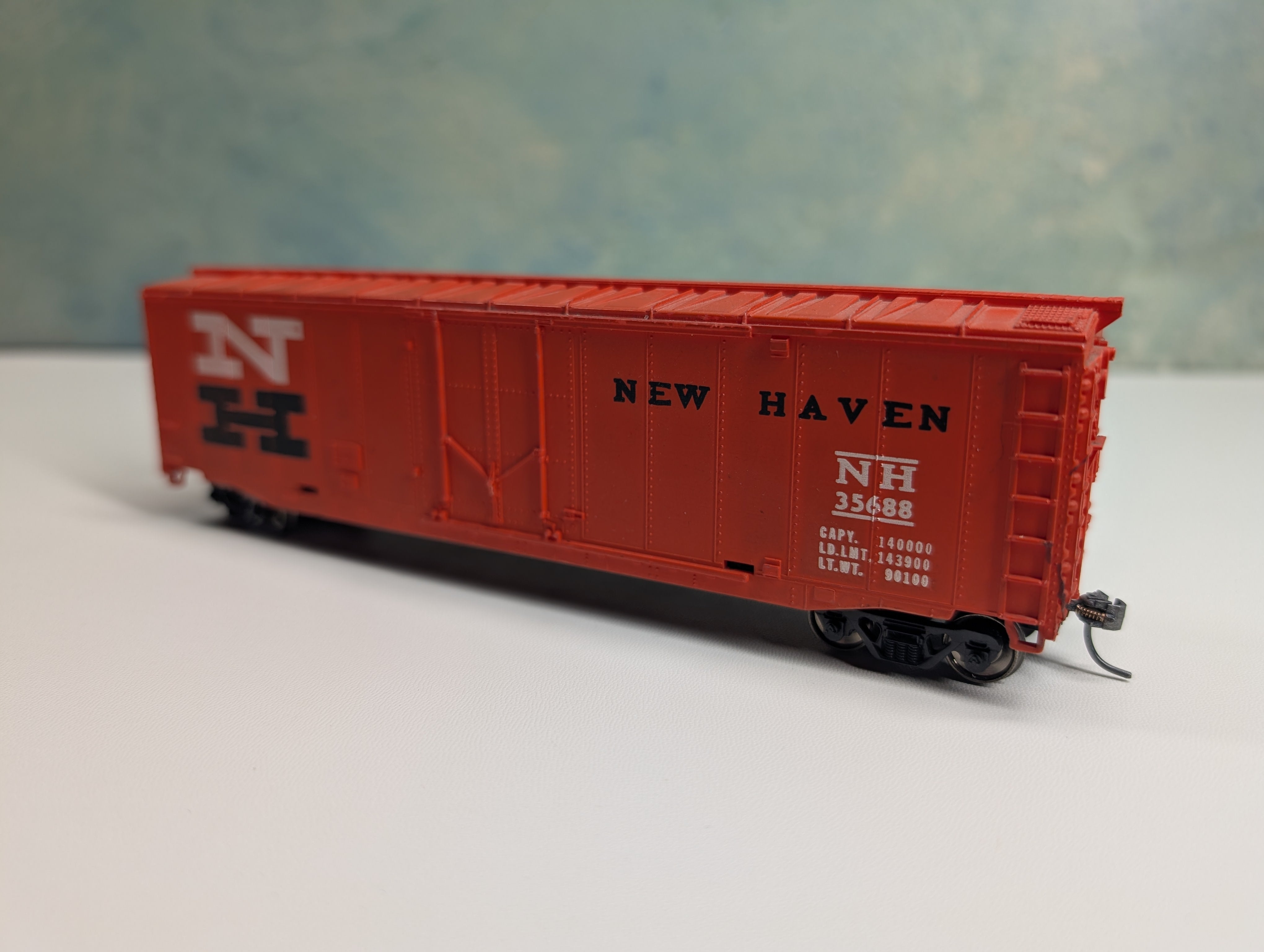 USED HO Scale 50' Box Car w/ Metal Wheels & Knuckle Couplers New Haven NH #35688