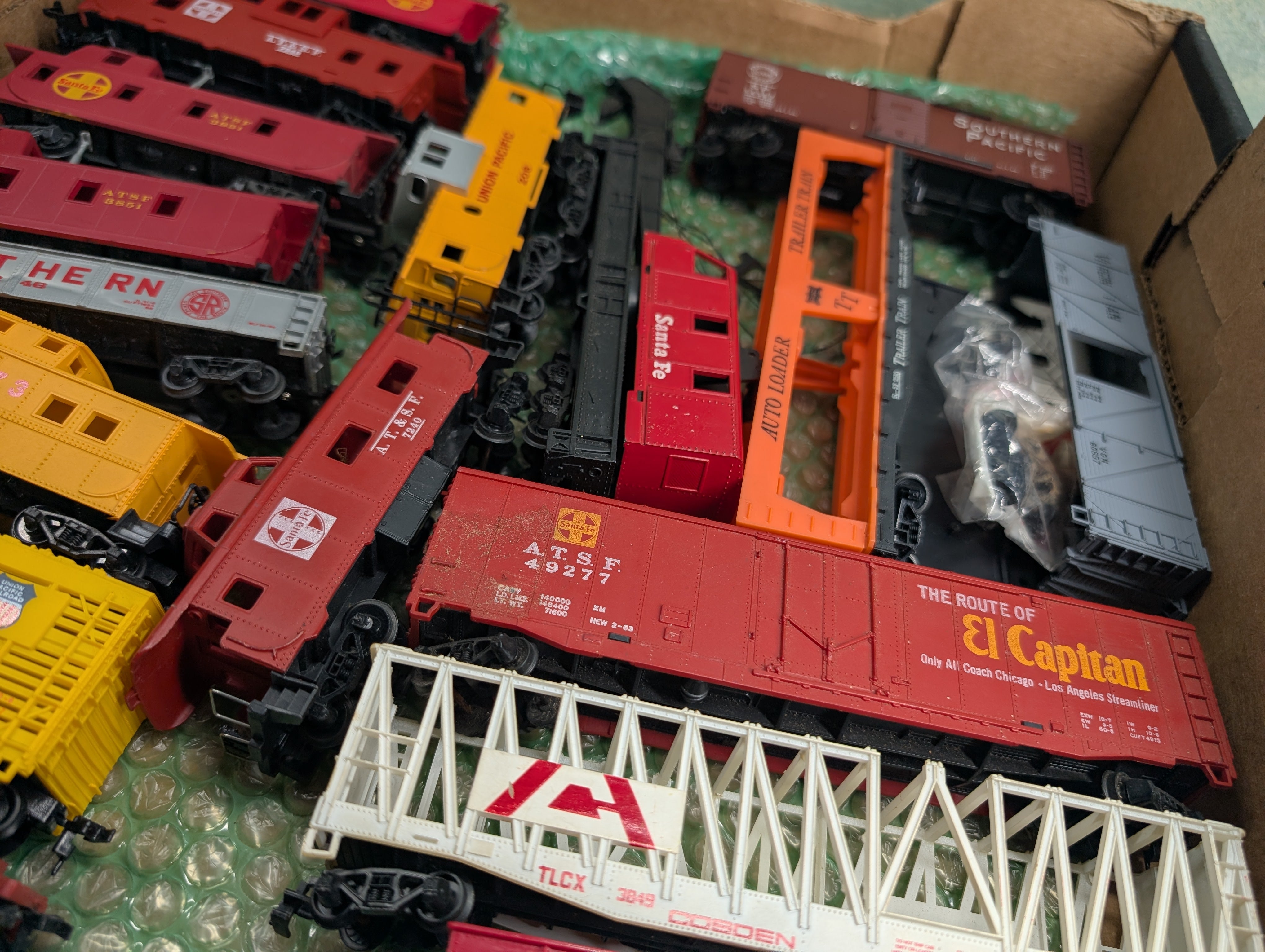 USED HO Scale Lot of Box Cars, Cabooses, Gondola, Crane and more For Parts/Repairs