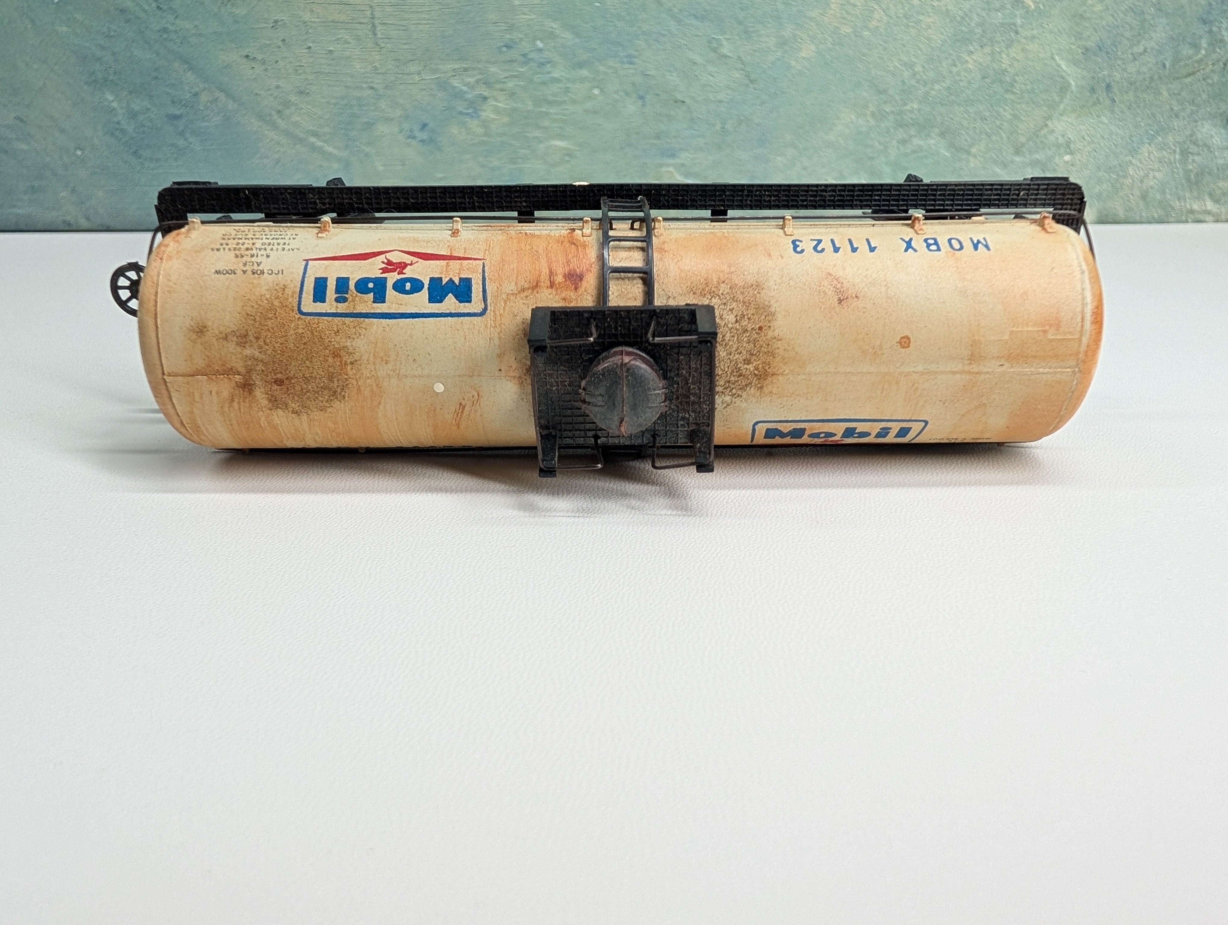 USED HO Scale Weathered Tank Car Mobil MOBX #11123
