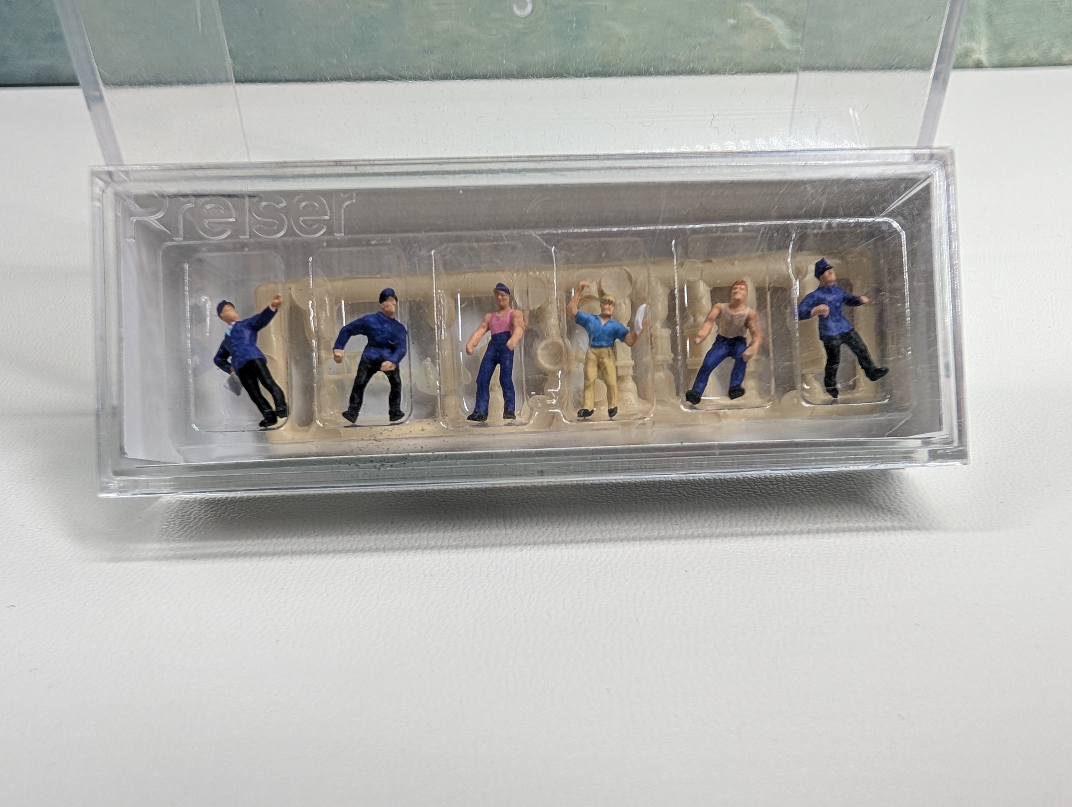 Preiser 79016 N Scale Delivery Workers with Factory Freight (6 pcs)