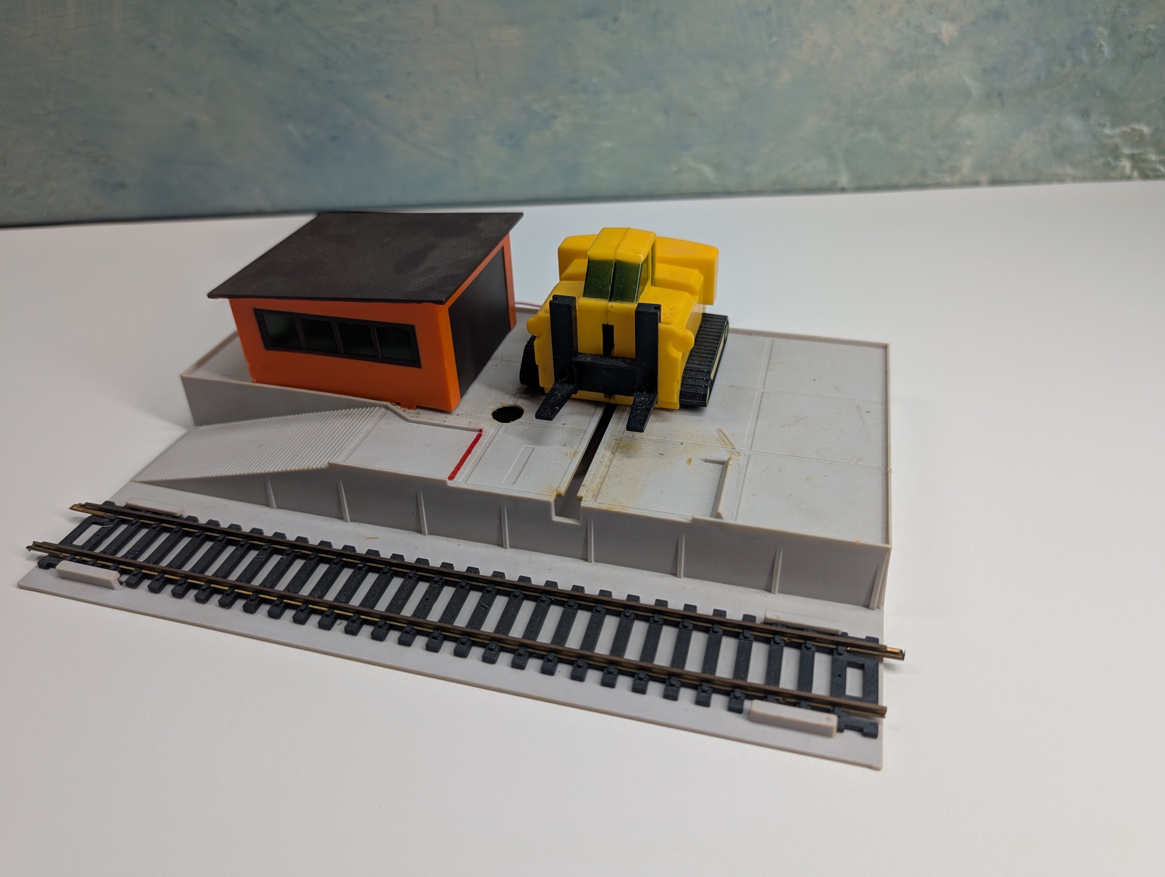 USED Tyco 933 HO Scale Piggyback Unloader (incomplete)