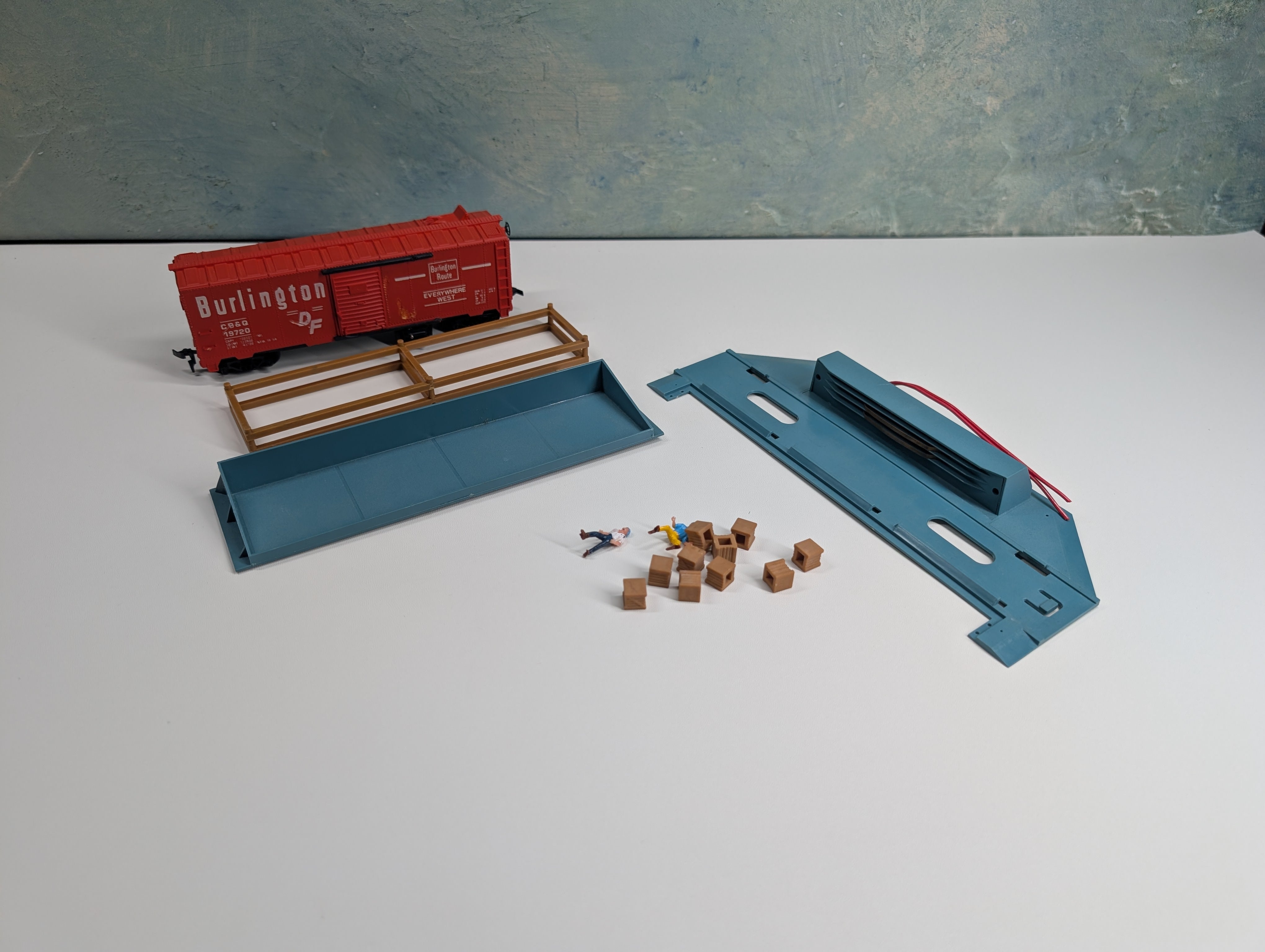 USED Tyco 930 HO Scale Freight Unloading Box Car (untested)