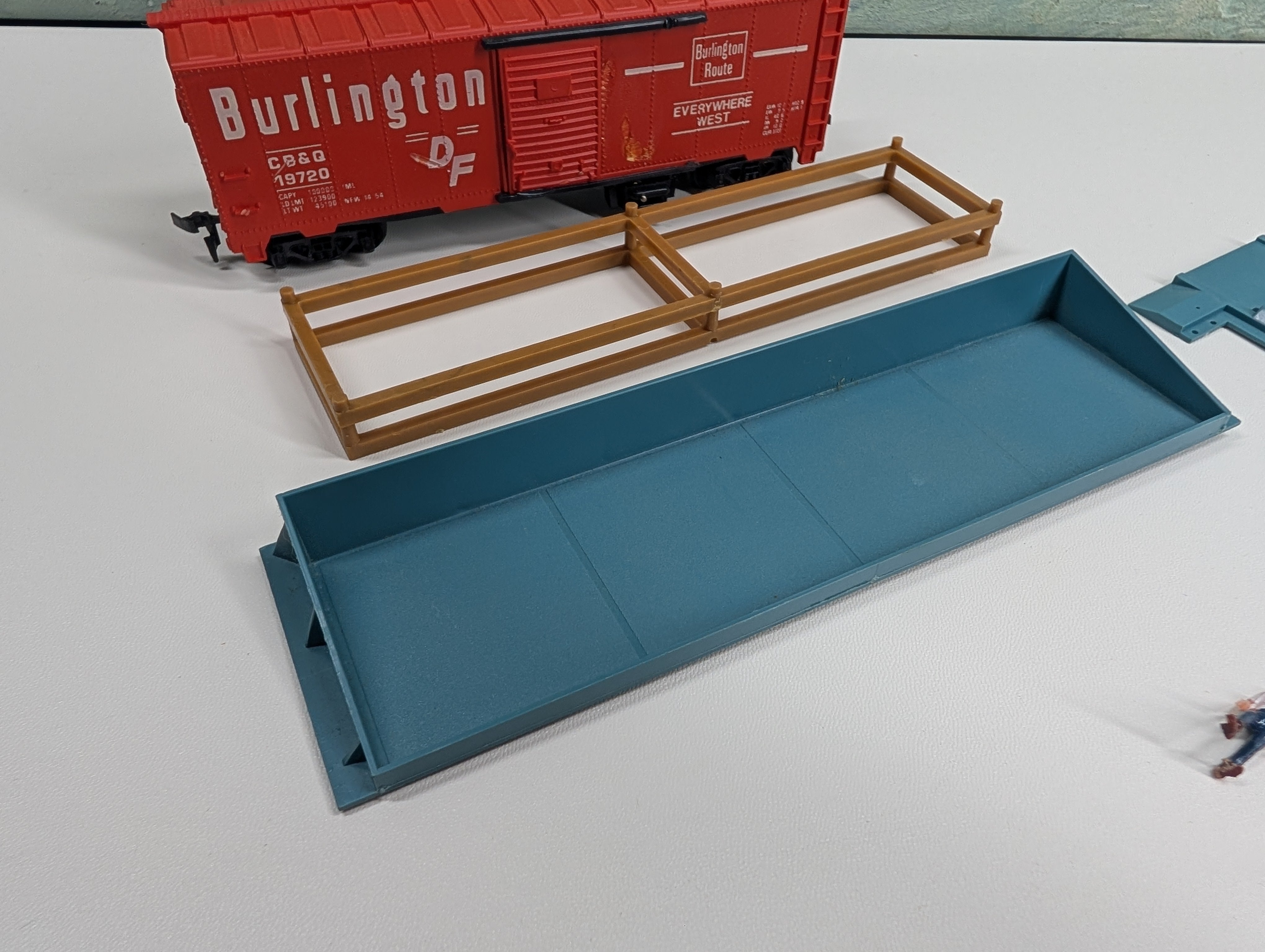 USED Tyco 930 HO Scale Freight Unloading Box Car (untested)