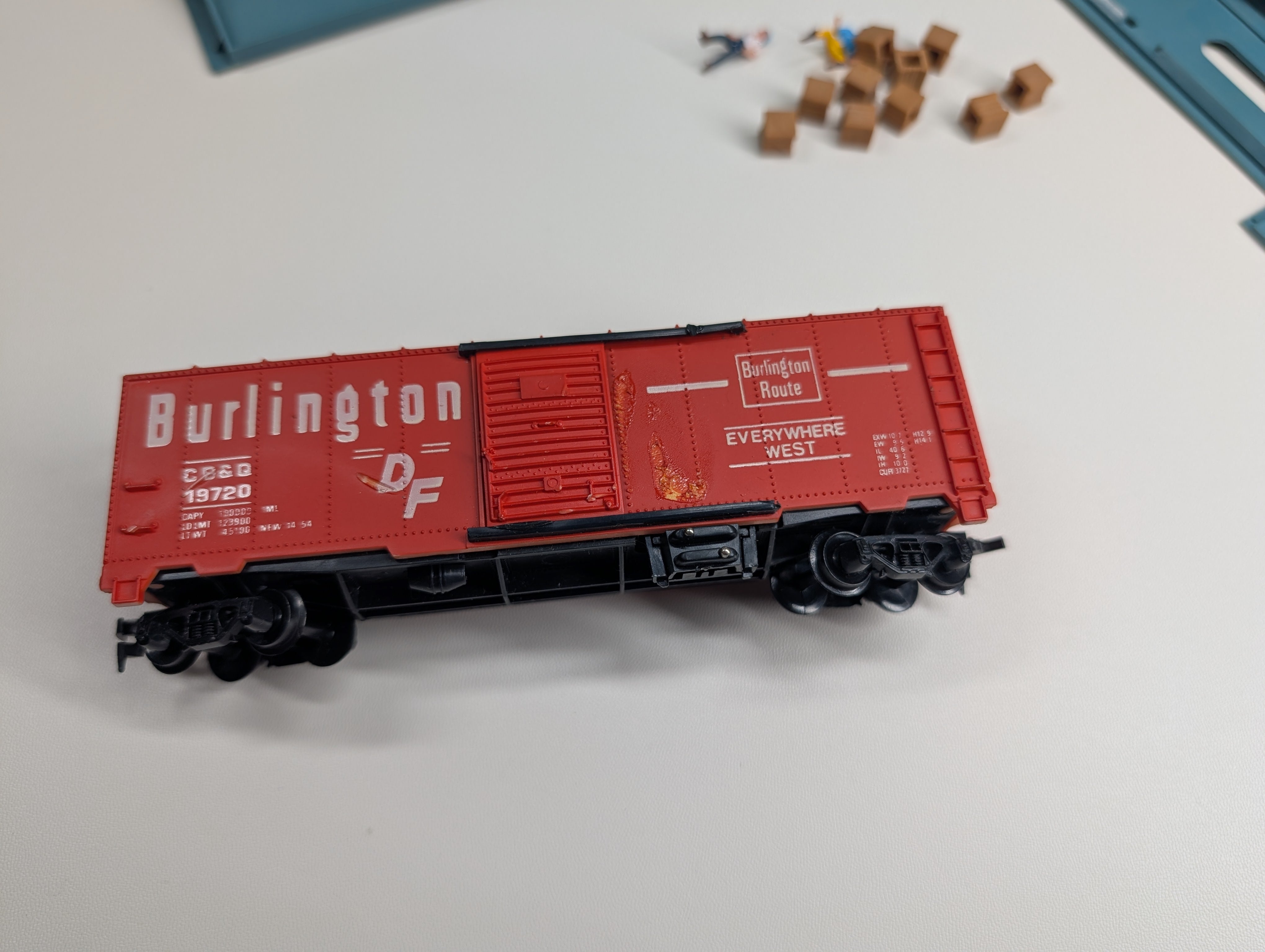 USED Tyco 930 HO Scale Freight Unloading Box Car (untested)