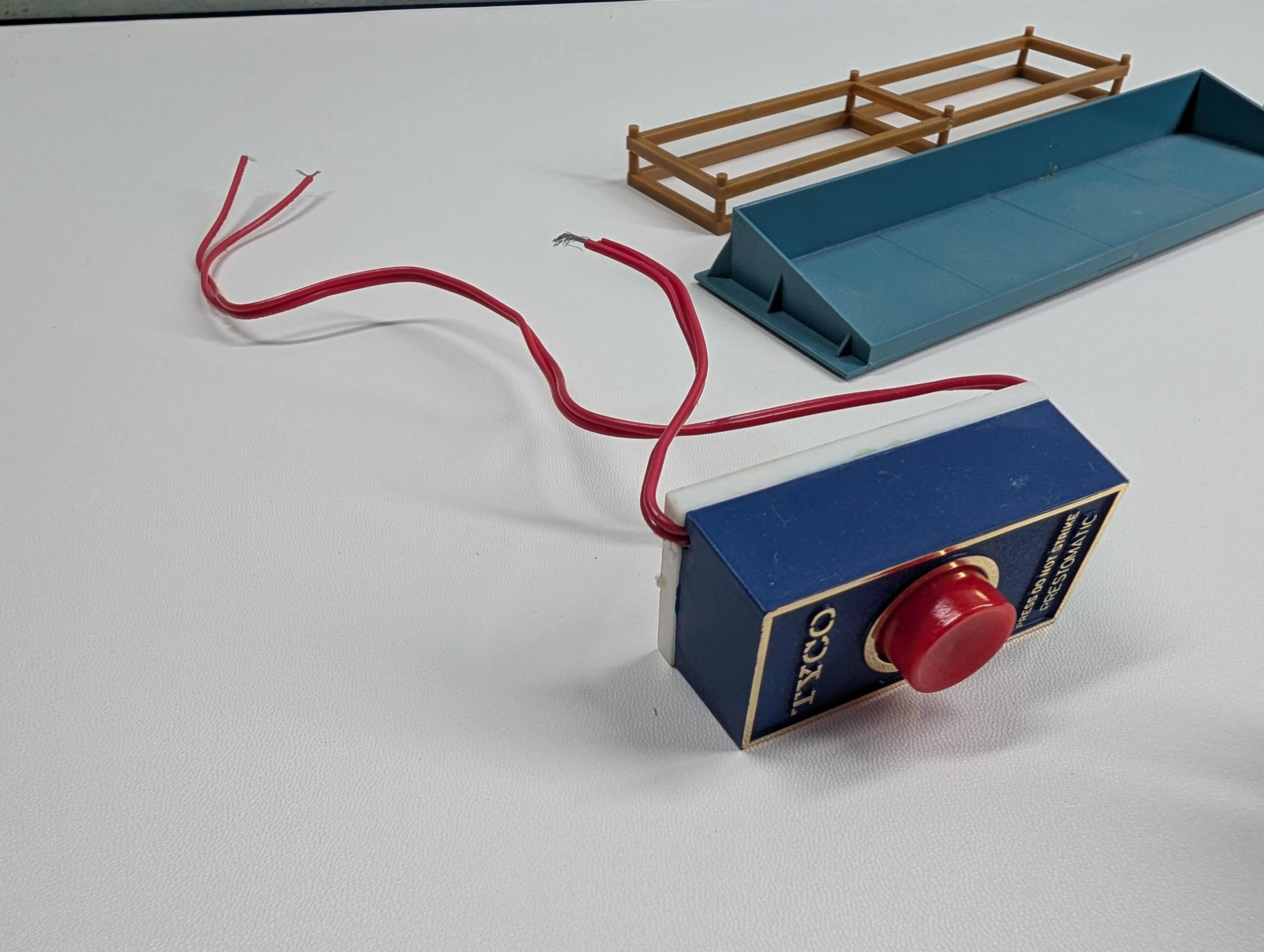 USED Tyco 930 HO Scale Freight Unloading Box Car (untested)