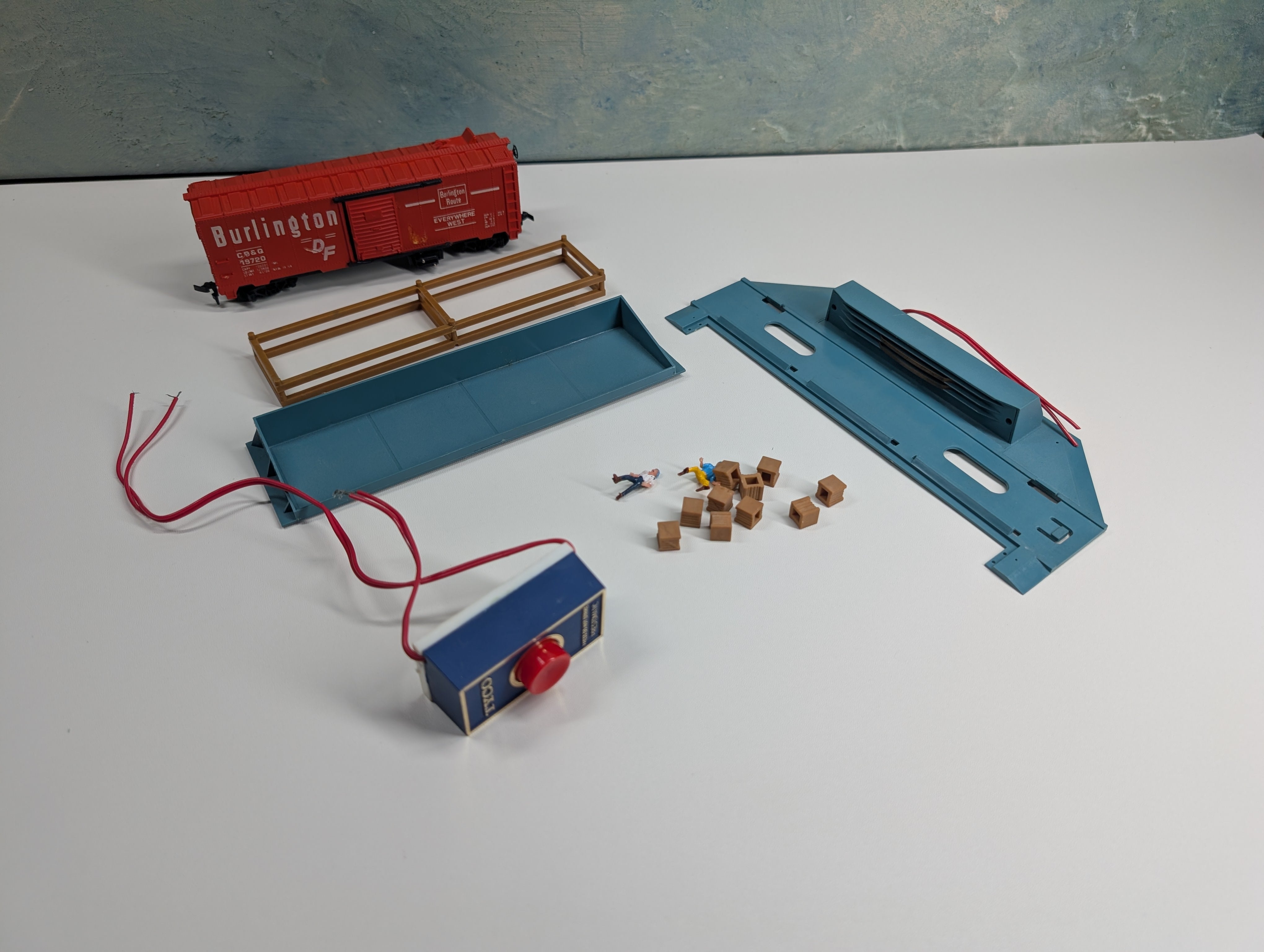 USED Tyco 930 HO Scale Freight Unloading Box Car (untested)