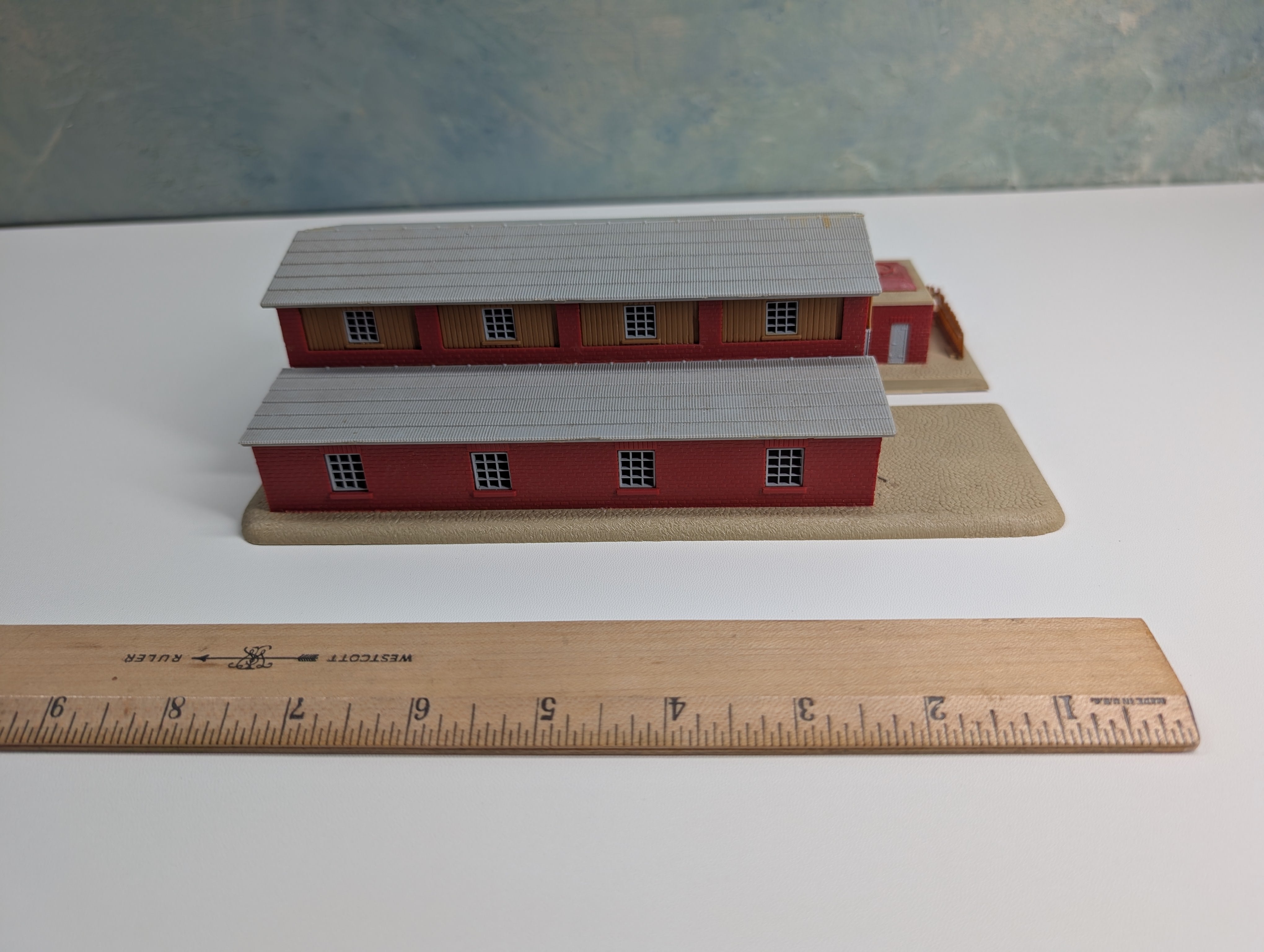 USED Pola N Scale Single Stall Locomotive Workshop